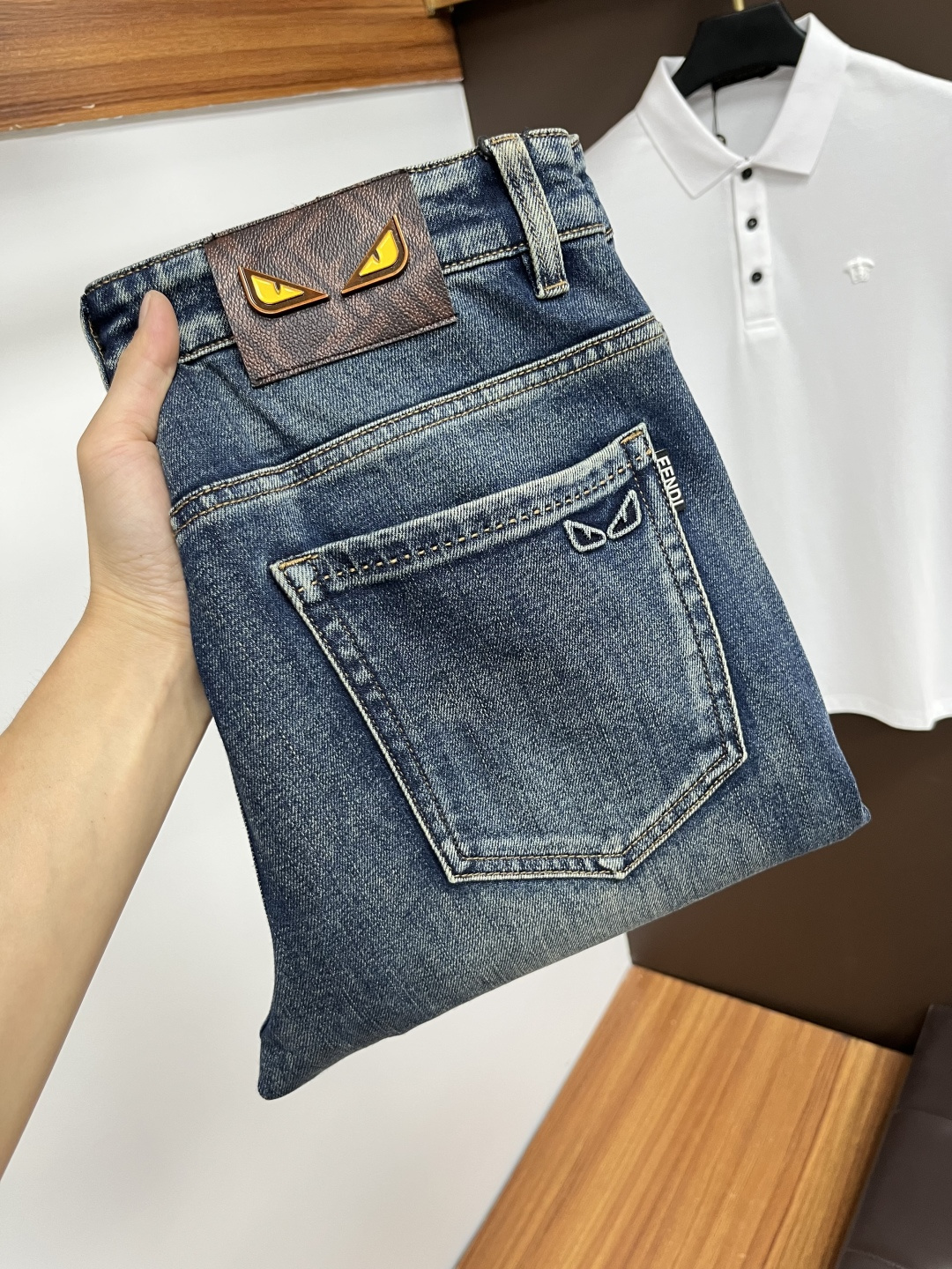 NO:524289,Fendi [New autumn products] European station men's business casual jeans When business meets casual, when classic collides fashion, in autumn, we bring you a brand new European station men's business casual jeans!  Selected high-quality fabrics, soft and comfortable, and breathable, allowing you to remain refreshing and comfortable during busy working days. The design is simple without losing style, perfectly blending business and leisure elements, whether in office or weekend parties, you can easily control it and show your unique taste. Meet your outfit needs in different occasions and make your wardrobe rejuvenate. QDK slim tailoring, fits your body, highlights the uprightness and confidence of men. The details show ingenuity, and each stitch has been carefully polished to ensure quality and comfort coexist. Size 29-40,,fendi,jeans,alexander wang19860909芬迪【秋季新品】欧洲站男士商务休闲牛仔裤 当商务遇上休闲,当经典碰撞时尚,年秋季,我们为您带来全新欧洲站男士商务休闲牛仔裤！ 精选高品质面料,柔软舒适,透气性极佳,让您在繁忙的工作日中依然保持清爽与自在. 设计简约而不失格调,完美融合商务与休闲元素,无论是办公室还是周末聚会,都能轻松驾驭,展现您的独特品味. 满足您不同场合的穿搭需求,让您的衣橱焕发新生.QDK 修身剪裁,贴合身形,凸显男士的挺拔与自信.细节之处彰显匠心,每一个针脚都经过精心打磨,确保品质与舒适并存. 尺码29-40,,fendi,jeans,alexander wang,Men's clothing