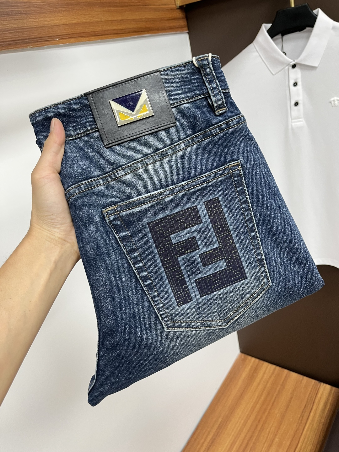 NO:525272,Fendi [New autumn products] European station men's business casual jeans When business meets casual, when classic collides fashion, in autumn, we bring you a brand new European station men's business casual jeans!  Selected high-quality fabrics, soft and comfortable, and breathable, allowing you to remain refreshing and comfortable during busy working days. The design is simple without losing style, perfectly blending business and leisure elements, whether in office or weekend parties, you can easily control it and show your unique taste. Meet your outfit needs in different occasions and make your wardrobe rejuvenate. QDK slim tailoring, fits your body, highlights the uprightness and confidence of men. The details show ingenuity, and each stitch has been carefully polished to ensure quality and comfort coexist. Size 29-40,,fendi,jeans,alexander wang19860909芬迪【秋季新品】欧洲站男士商务休闲牛仔裤 当商务遇上休闲,当经典碰撞时尚,年秋季,我们为您带来全新欧洲站男士商务休闲牛仔裤！ 精选高品质面料,柔软舒适,透气性极佳,让您在繁忙的工作日中依然保持清爽与自在. 设计简约而不失格调,完美融合商务与休闲元素,无论是办公室还是周末聚会,都能轻松驾驭,展现您的独特品味. 满足您不同场合的穿搭需求,让您的衣橱焕发新生.QDK 修身剪裁,贴合身形,凸显男士的挺拔与自信.细节之处彰显匠心,每一个针脚都经过精心打磨,确保品质与舒适并存. 尺码29-40,,fendi,jeans,alexander wang,Men's clothing