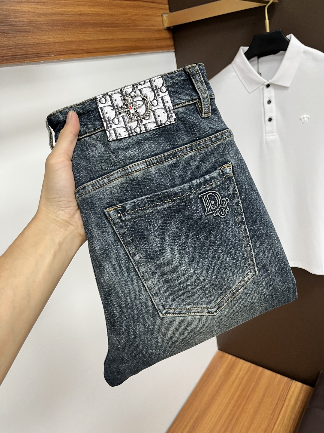 NO:525254,Dior [New autumn products] European station men's business casual jeans When business meets casual, when classic collides fashion, in autumn, we bring you a brand new European station men's business casual jeans!  Selected high-quality fabrics, soft and comfortable, and breathable, allowing you to remain refreshing and comfortable during busy working days. The design is simple but not lacking in style, perfectly blending business and leisure elements, and can be easily controlled by the office or weekend parties, showing your unique taste. Meet your outfit needs in different occasions and make your wardrobe rejuvenate. QDK slim tailoring, fits the body, highlights the men's uprightness and confidence. The details show the ingenuity, and each stitch has been carefully polished to ensure the coexistence of quality and comfort. Size 29-40,,dior,jeans,alexander wang19860909迪奥【秋季新品】欧洲站男士商务休闲牛仔裤 当商务遇上休闲,当经典碰撞时尚,年秋季,我们为您带来全新欧洲站男士商务休闲牛仔裤！ 精选高品质面料,柔软舒适,透气性极佳,让您在繁忙的工作日中依然保持清爽与自在. 设计简约而不失格调,完美融合商务与休闲元素,无论是办公室还是周末聚会,都能轻松驾驭,展现您的独特品味. 满足您不同场合的穿搭需求,让您的衣橱焕发新生.QDK 修身剪裁,贴合身形,凸显男士的挺拔与自信.细节之处彰显匠心,每一个针脚都经过精心打磨,确保品质与舒适并存. 尺码29-40,,dior,jeans,alexander wang,Men's clothing