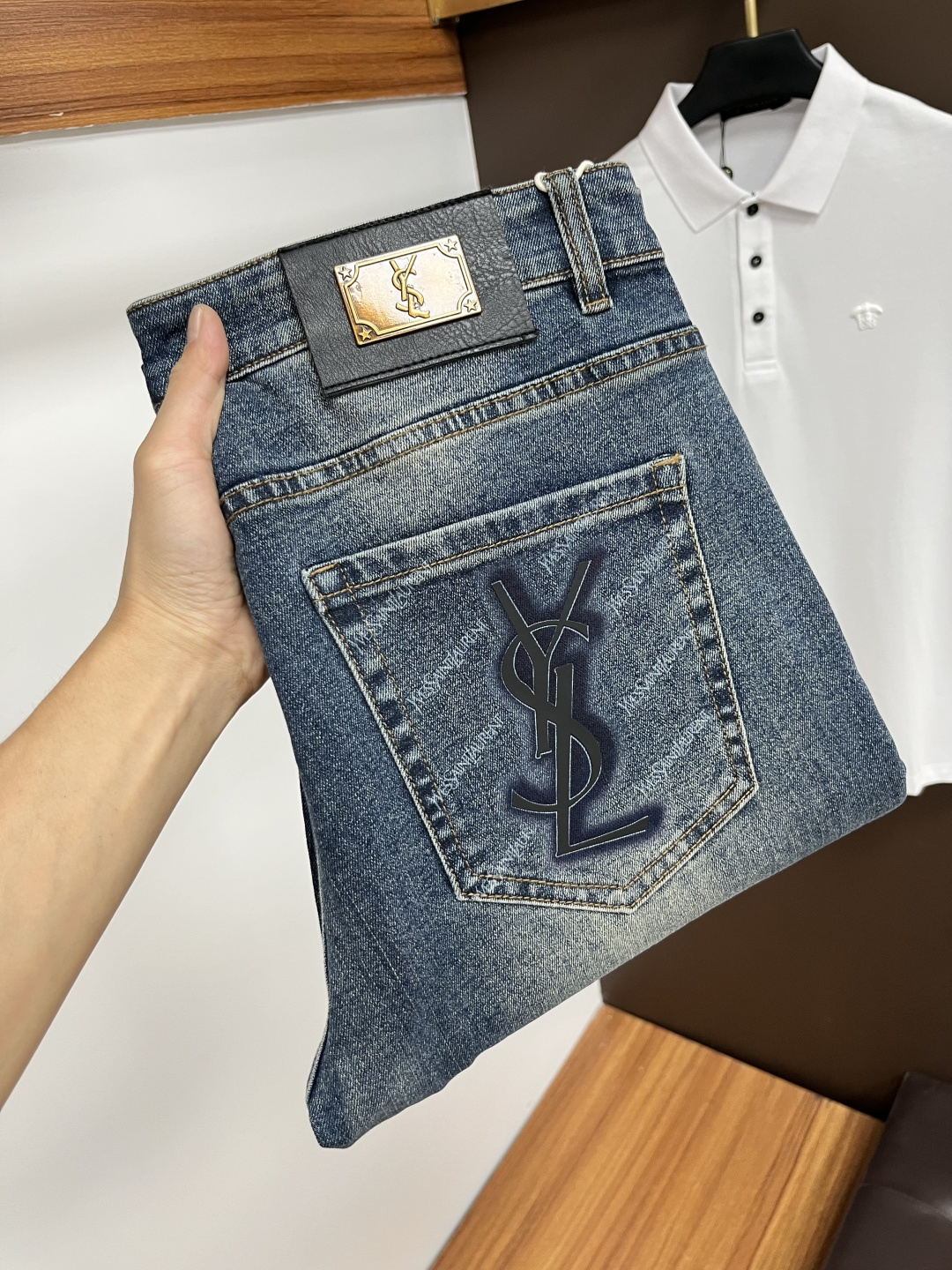 NO:525258,Saint Laurent [New autumn products] European station men's business casual jeans When business meets casual, when classic collides fashion, in autumn, we bring you a brand new European station men's business casual jeans!  Selected high-quality fabrics, soft and comfortable, and breathable, allowing you to remain refreshing and comfortable during busy working days. The design is simple without losing style, perfectly blending business and leisure elements, whether in office or weekend parties, you can easily control it and show your unique taste. Meet your outfit needs in different occasions and make your wardrobe rejuvenate. QDK slim tailoring, fits your body, highlights the uprightness and confidence of men. The details show craftsmanship, and each stitch has been carefully polished to ensure quality and comfort coexist. Size 29-40,,saint laurent,jeans,alexander wang19860909圣罗兰【秋季新品】欧洲站男士商务休闲牛仔裤 当商务遇上休闲,当经典碰撞时尚,年秋季,我们为您带来全新欧洲站男士商务休闲牛仔裤！ 精选高品质面料,柔软舒适,透气性极佳,让您在繁忙的工作日中依然保持清爽与自在. 设计简约而不失格调,完美融合商务与休闲元素,无论是办公室还是周末聚会,都能轻松驾驭,展现您的独特品味. 满足您不同场合的穿搭需求,让您的衣橱焕发新生.QDK 修身剪裁,贴合身形,凸显男士的挺拔与自信.细节之处彰显匠心,每一个针脚都经过精心打磨,确保品质与舒适并存. 尺码29-40,,saint laurent,jeans,alexander wang,Men's clothing