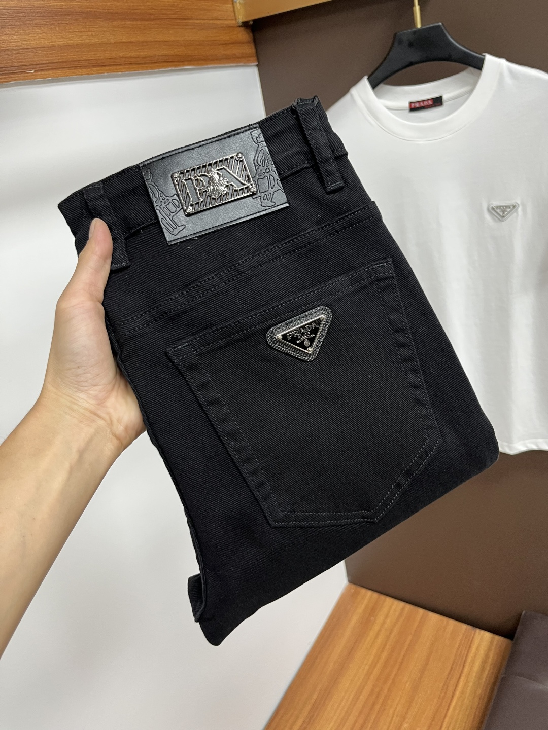 NO:540237,Prada [New autumn products] European station men's business casual jeans When business meets casual, when classic collides fashion, in autumn, we bring you a brand new European station men's business casual jeans!  Selected high-quality fabrics, soft and comfortable, and breathable, allowing you to remain refreshing and comfortable during busy working days. The design is simple without losing style, perfectly blending business and leisure elements, whether in office or weekend parties, you can easily control it and show your unique taste. Meet your outfit needs in different occasions and make your wardrobe rejuvenate. QDK slim tailoring, fits your body, highlights the uprightness and confidence of men. The details show craftsmanship, and each stitch has been carefully polished to ensure quality and comfort coexist. Size 29-40,,prada,jeans,alexander wang19860909普拉达【秋季新品】欧洲站男士商务休闲牛仔裤 当商务遇上休闲,当经典碰撞时尚,年秋季,我们为您带来全新欧洲站男士商务休闲牛仔裤！ 精选高品质面料,柔软舒适,透气性极佳,让您在繁忙的工作日中依然保持清爽与自在. 设计简约而不失格调,完美融合商务与休闲元素,无论是办公室还是周末聚会,都能轻松驾驭,展现您的独特品味. 满足您不同场合的穿搭需求,让您的衣橱焕发新生.QDK 修身剪裁,贴合身形,凸显男士的挺拔与自信.细节之处彰显匠心,每一个针脚都经过精心打磨,确保品质与舒适并存. 尺码29-40,,prada,jeans,alexander wang,Men's clothing