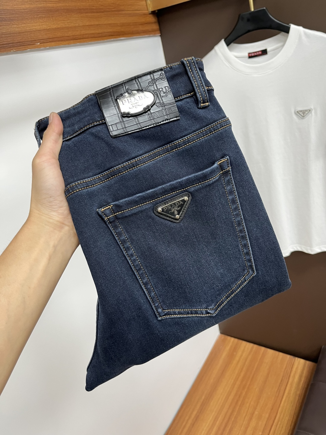 NO:525260,Prada [New autumn products] European station men's business casual jeans When business meets casual, when classic collides fashion, in autumn, we bring you a brand new European station men's business casual jeans!  Selected high-quality fabrics, soft and comfortable, and breathable, allowing you to remain refreshing and comfortable during busy working days. The design is simple without losing style, perfectly blending business and leisure elements, whether in office or weekend parties, you can easily control it and show your unique taste. Meet your outfit needs in different occasions and make your wardrobe rejuvenate. QDK slim tailoring, fits your body, highlights the uprightness and confidence of men. The details show craftsmanship, and each stitch has been carefully polished to ensure quality and comfort coexist. Size 29-40,,prada,jeans,alexander wang19860909普拉达【秋季新品】欧洲站男士商务休闲牛仔裤 当商务遇上休闲,当经典碰撞时尚,年秋季,我们为您带来全新欧洲站男士商务休闲牛仔裤！ 精选高品质面料,柔软舒适,透气性极佳,让您在繁忙的工作日中依然保持清爽与自在. 设计简约而不失格调,完美融合商务与休闲元素,无论是办公室还是周末聚会,都能轻松驾驭,展现您的独特品味. 满足您不同场合的穿搭需求,让您的衣橱焕发新生.QDK 修身剪裁,贴合身形,凸显男士的挺拔与自信.细节之处彰显匠心,每一个针脚都经过精心打磨,确保品质与舒适并存. 尺码29-40,,prada,jeans,alexander wang,Men's clothing