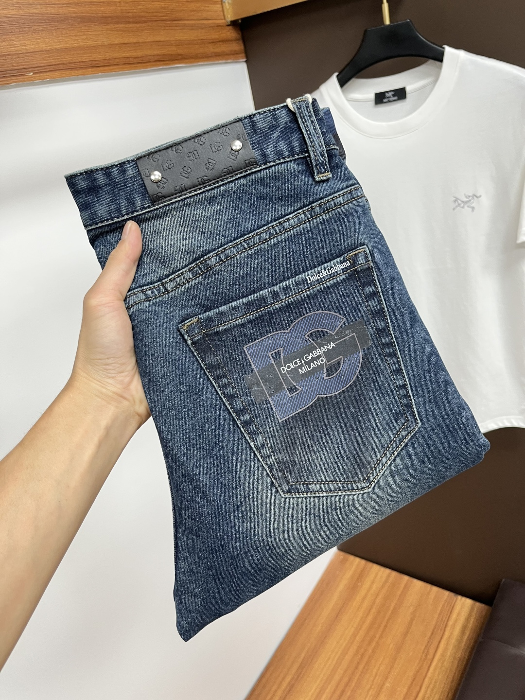 NO:526427,DG [2025 Autumn New Product] European Station Men's Business Casual Jeans When business meets casualness, when classic collides fashion, in autumn 2025, we bring you a brand new European Station Men's Business Casual Jeans!  Selected high-quality fabrics, soft and comfortable, and breathable, allowing you to remain refreshing and comfortable during busy working days. The design is simple without losing style, perfectly blending business and leisure elements, whether in office or weekend parties, you can easily control it and show your unique taste. Meet your outfit needs in different occasions and make your wardrobe rejuvenate. QDK slim tailoring, fits your body, highlights the uprightness and confidence of men. The details show ingenuity, and each stitch has been carefully polished to ensure quality and comfort coexist. Size 29-40,,jeans,alexander wang19860909DG【2025秋季新品】欧洲站男士商务休闲牛仔裤 当商务遇上休闲,当经典碰撞时尚,2025年秋季,我们为您带来全新欧洲站男士商务休闲牛仔裤！ 精选高品质面料,柔软舒适,透气性极佳,让您在繁忙的工作日中依然保持清爽与自在. 设计简约而不失格调,完美融合商务与休闲元素,无论是办公室还是周末聚会,都能轻松驾驭,展现您的独特品味. 满足您不同场合的穿搭需求,让您的衣橱焕发新生.QDK 修身剪裁,贴合身形,凸显男士的挺拔与自信.细节之处彰显匠心,每一个针脚都经过精心打磨,确保品质与舒适并存. 尺码29-40,,jeans,alexander wang,Men's clothing