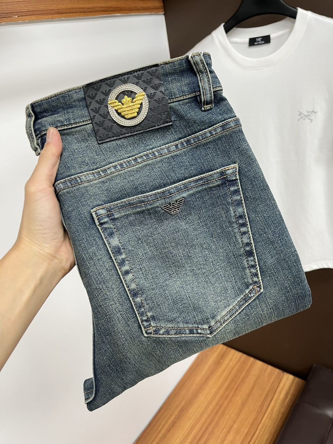 NO:526428,Armani [New Autumn 2025] European station men's business casual jeans When business meets casual, when classic collides fashion, in autumn 2025, we bring you a brand new European station men's business casual jeans!  Selected high-quality fabrics, soft and comfortable, and breathable, allowing you to remain refreshing and comfortable during busy working days. The design is simple without losing style, perfectly blending business and leisure elements, whether in office or weekend parties, you can easily control it and show your unique taste. Meet your outfit needs in different occasions and make your wardrobe rejuvenate. QDK slim tailoring, fits your body, highlights the uprightness and confidence of men. The details show ingenuity, and each stitch has been carefully polished to ensure quality and comfort coexist. Size 29-40,,armani,jeans,alexander wang19860909阿玛尼【2025秋季新品】欧洲站男士商务休闲牛仔裤 当商务遇上休闲,当经典碰撞时尚,2025年秋季,我们为您带来全新欧洲站男士商务休闲牛仔裤！ 精选高品质面料,柔软舒适,透气性极佳,让您在繁忙的工作日中依然保持清爽与自在. 设计简约而不失格调,完美融合商务与休闲元素,无论是办公室还是周末聚会,都能轻松驾驭,展现您的独特品味. 满足您不同场合的穿搭需求,让您的衣橱焕发新生.QDK 修身剪裁,贴合身形,凸显男士的挺拔与自信.细节之处彰显匠心,每一个针脚都经过精心打磨,确保品质与舒适并存. 尺码29-40,,armani,jeans,alexander wang,Men's clothing