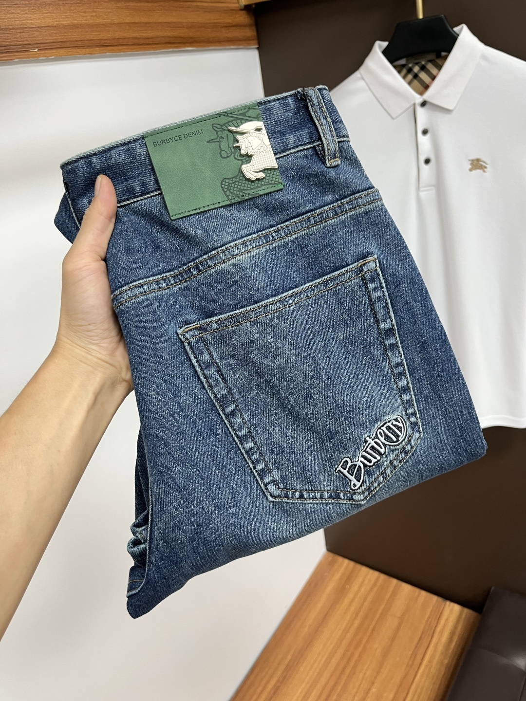 NO:526429,Burberry [New Autumn 2025] European station men's business casual jeans When business meets casual, when classic collides fashion, in autumn 2025, we bring you a brand new European station men's business casual jeans!  Selected high-quality fabrics, soft and comfortable, and breathable, allowing you to remain refreshing and comfortable during busy working days. The design is simple without losing style, perfectly blending business and leisure elements, whether in office or weekend parties, you can easily control it and show your unique taste. Meet your outfit needs in different occasions and make your wardrobe rejuvenate. QDK slim tailoring, fits your body, highlights the uprightness and confidence of men. The details show craftsmanship, and each stitch has been carefully polished to ensure quality and comfort coexist. Size 29-40, ,burberry,jeans,alexander wang19860909巴宝莉【2025秋季新品】欧洲站男士商务休闲牛仔裤 当商务遇上休闲,当经典碰撞时尚,2025年秋季,我们为您带来全新欧洲站男士商务休闲牛仔裤！ 精选高品质面料,柔软舒适,透气性极佳,让您在繁忙的工作日中依然保持清爽与自在. 设计简约而不失格调,完美融合商务与休闲元素,无论是办公室还是周末聚会,都能轻松驾驭,展现您的独特品味. 满足您不同场合的穿搭需求,让您的衣橱焕发新生.QDK 修身剪裁,贴合身形,凸显男士的挺拔与自信.细节之处彰显匠心,每一个针脚都经过精心打磨,确保品质与舒适并存. 尺码29-40,,burberry,jeans,alexander wang,Men's clothing