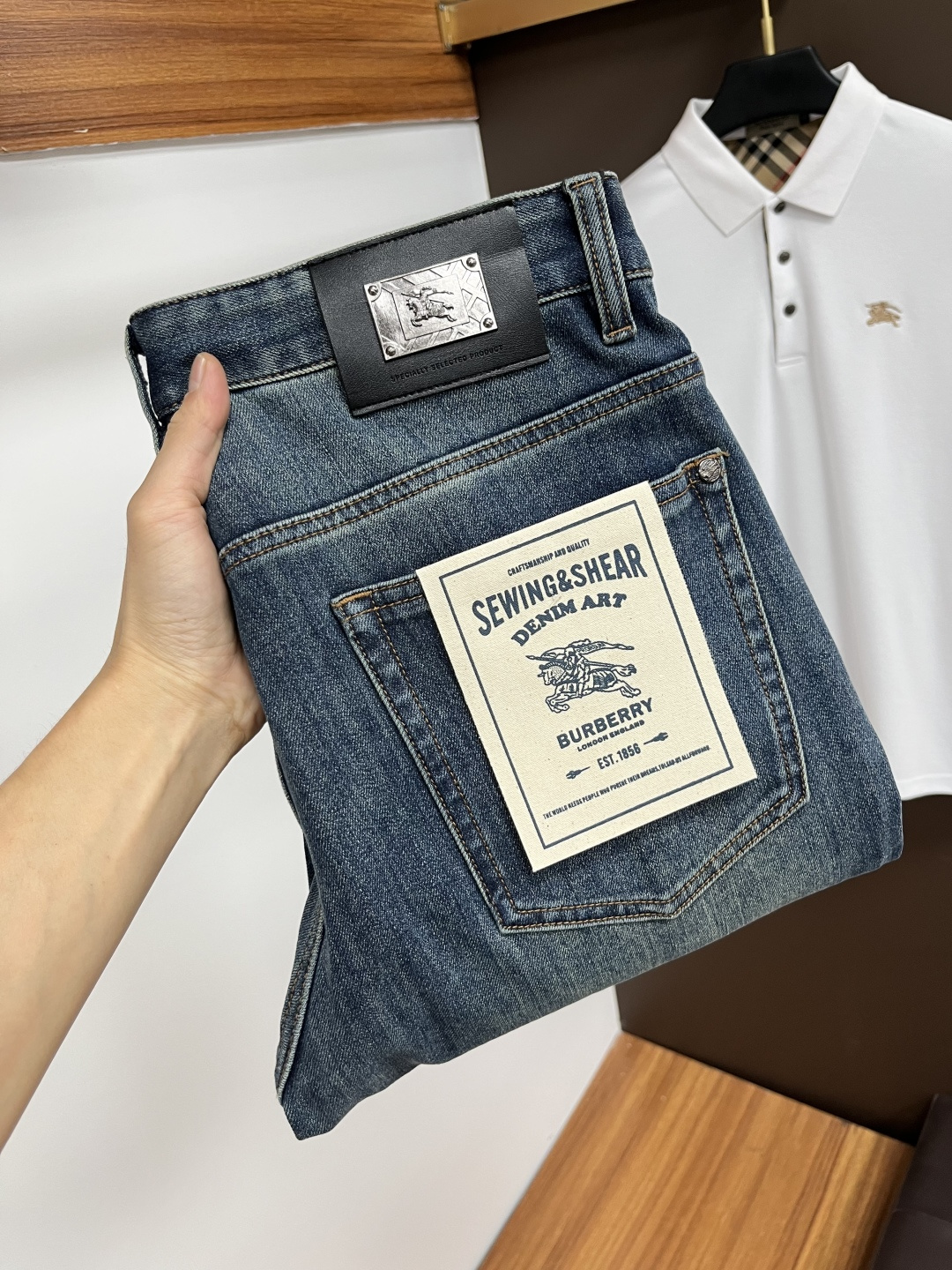 NO:527550,Burberry [New autumn products] European station men's business casual jeans When business meets casual, when classic collides fashion, in autumn, we bring you a brand new European station men's business casual jeans!  Selected high-quality fabrics, soft and comfortable, and breathable, allowing you to remain refreshing and comfortable during busy working days. The design is simple without losing style, perfectly blending business and leisure elements, whether in office or weekend parties, you can easily control it and show your unique taste. Meet your outfit needs in different occasions and make your wardrobe rejuvenate. QDK slim tailoring, fits your body, highlights the uprightness and confidence of men. The details show craftsmanship, and each stitch has been carefully polished to ensure quality and comfort coexist. Size 29-40, ,burberry,jeans,alexander wang19860909巴宝莉【秋季新品】欧洲站男士商务休闲牛仔裤 当商务遇上休闲,当经典碰撞时尚,年秋季,我们为您带来全新欧洲站男士商务休闲牛仔裤！ 精选高品质面料,柔软舒适,透气性极佳,让您在繁忙的工作日中依然保持清爽与自在. 设计简约而不失格调,完美融合商务与休闲元素,无论是办公室还是周末聚会,都能轻松驾驭,展现您的独特品味. 满足您不同场合的穿搭需求,让您的衣橱焕发新生.QDK 修身剪裁,贴合身形,凸显男士的挺拔与自信.细节之处彰显匠心,每一个针脚都经过精心打磨,确保品质与舒适并存. 尺码29-40,,burberry,jeans,alexander wang,Men's clothing