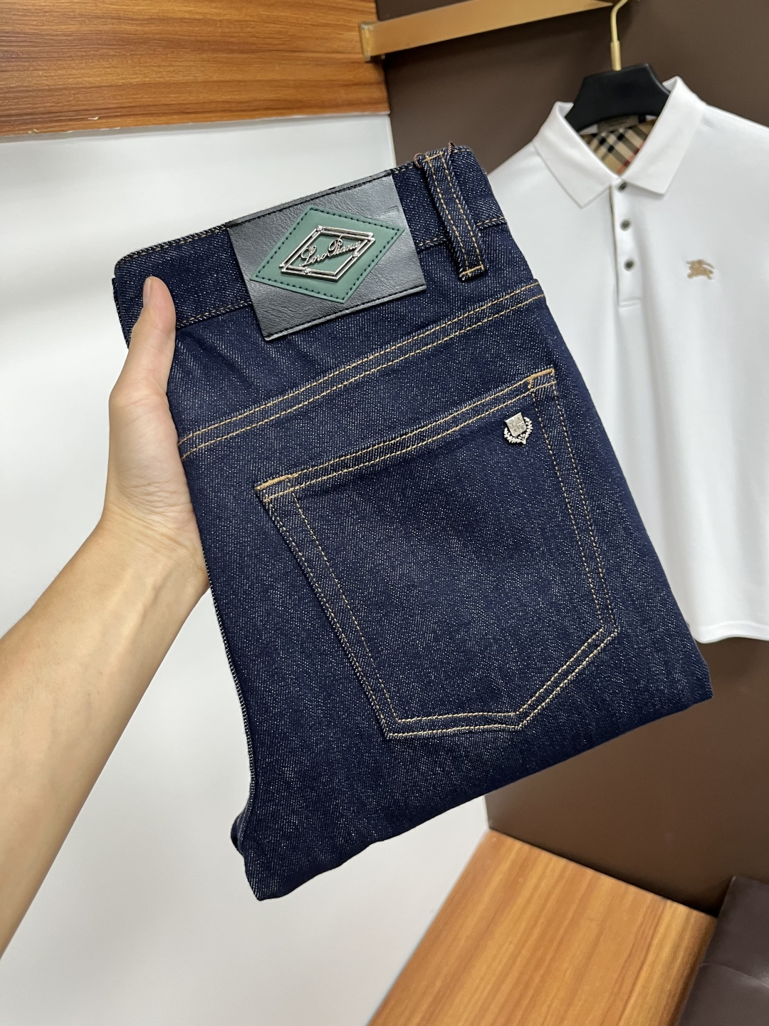 NO:547854,Nuoyou Pianya [New autumn product] European station men's business casual jeans When business meets casual, when classic collides fashion, in autumn, we bring you a brand new European station men's business casual jeans!  Selected high-quality fabrics, soft and comfortable, and breathable, allowing you to remain refreshing and comfortable during busy working days. The design is simple without losing style, perfectly blending business and leisure elements, whether in office or weekend parties, you can easily control it and show your unique taste. Meet your outfit needs in different occasions and make your wardrobe rejuvenate. QDK slim tailoring, fits your body, highlights the uprightness and confidence of men. The details show ingenuity, and each stitch has been carefully polished to ensure quality and comfort coexist. Size 29-40,,jeans,alexander wang19860909诺优翩雅【秋季新品】欧洲站男士商务休闲牛仔裤 当商务遇上休闲,当经典碰撞时尚,年秋季,我们为您带来全新欧洲站男士商务休闲牛仔裤！ 精选高品质面料,柔软舒适,透气性极佳,让您在繁忙的工作日中依然保持清爽与自在. 设计简约而不失格调,完美融合商务与休闲元素,无论是办公室还是周末聚会,都能轻松驾驭,展现您的独特品味. 满足您不同场合的穿搭需求,让您的衣橱焕发新生.QDK 修身剪裁,贴合身形,凸显男士的挺拔与自信.细节之处彰显匠心,每一个针脚都经过精心打磨,确保品质与舒适并存. 尺码29-40,,jeans,alexander wang,Men's clothing