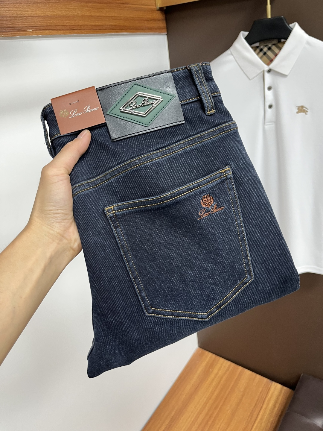 NO:527552,Nuoyou Pianya [New autumn product] European station men's business casual jeans When business meets casual, when classic collides fashion, in autumn, we bring you a brand new European station men's business casual jeans!  Selected high-quality fabrics, soft and comfortable, and breathable, allowing you to remain refreshing and comfortable during busy working days. The design is simple without losing style, perfectly blending business and leisure elements, whether in office or weekend parties, you can easily control it and show your unique taste. Meet your outfit needs in different occasions and make your wardrobe rejuvenate. QDK slim tailoring, fits your body, highlights the uprightness and confidence of men. The details show ingenuity, and each stitch has been carefully polished to ensure quality and comfort coexist. Size 29-40,,jeans,alexander wang19860909诺优翩雅【秋季新品】欧洲站男士商务休闲牛仔裤 当商务遇上休闲,当经典碰撞时尚,年秋季,我们为您带来全新欧洲站男士商务休闲牛仔裤！ 精选高品质面料,柔软舒适,透气性极佳,让您在繁忙的工作日中依然保持清爽与自在. 设计简约而不失格调,完美融合商务与休闲元素,无论是办公室还是周末聚会,都能轻松驾驭,展现您的独特品味. 满足您不同场合的穿搭需求,让您的衣橱焕发新生.QDK 修身剪裁,贴合身形,凸显男士的挺拔与自信.细节之处彰显匠心,每一个针脚都经过精心打磨,确保品质与舒适并存. 尺码29-40,,jeans,alexander wang,Men's clothing