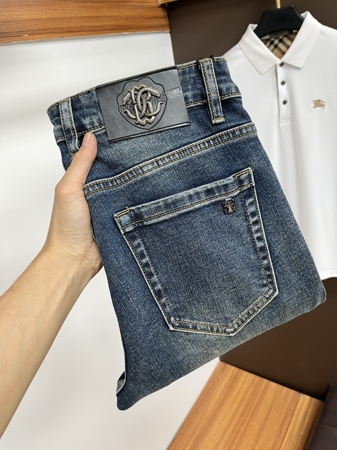 NO:527554,Cavalli [New autumn products] European station men's business casual jeans When business meets casual, when classic collides fashion, in autumn, we bring you a brand new European station men's business casual jeans!  Selected high-quality fabrics, soft and comfortable, and breathable, allowing you to remain refreshing and comfortable during busy working days. The design is simple without losing style, perfectly blending business and leisure elements, whether in office or weekend parties, you can easily control it and show your unique taste. Meet your outfit needs in different occasions and make your wardrobe rejuvenate. QDK slim tailoring, fits your body, highlights the uprightness and confidence of men. The details show ingenuity, and each stitch has been carefully polished to ensure quality and comfort coexist. Size 29-40,,jeans,alexander wang19860909卡沃利【秋季新品】欧洲站男士商务休闲牛仔裤 当商务遇上休闲,当经典碰撞时尚,年秋季,我们为您带来全新欧洲站男士商务休闲牛仔裤！ 精选高品质面料,柔软舒适,透气性极佳,让您在繁忙的工作日中依然保持清爽与自在. 设计简约而不失格调,完美融合商务与休闲元素,无论是办公室还是周末聚会,都能轻松驾驭,展现您的独特品味. 满足您不同场合的穿搭需求,让您的衣橱焕发新生.QDK 修身剪裁,贴合身形,凸显男士的挺拔与自信.细节之处彰显匠心,每一个针脚都经过精心打磨,确保品质与舒适并存. 尺码29-40,,jeans,alexander wang,Men's clothing