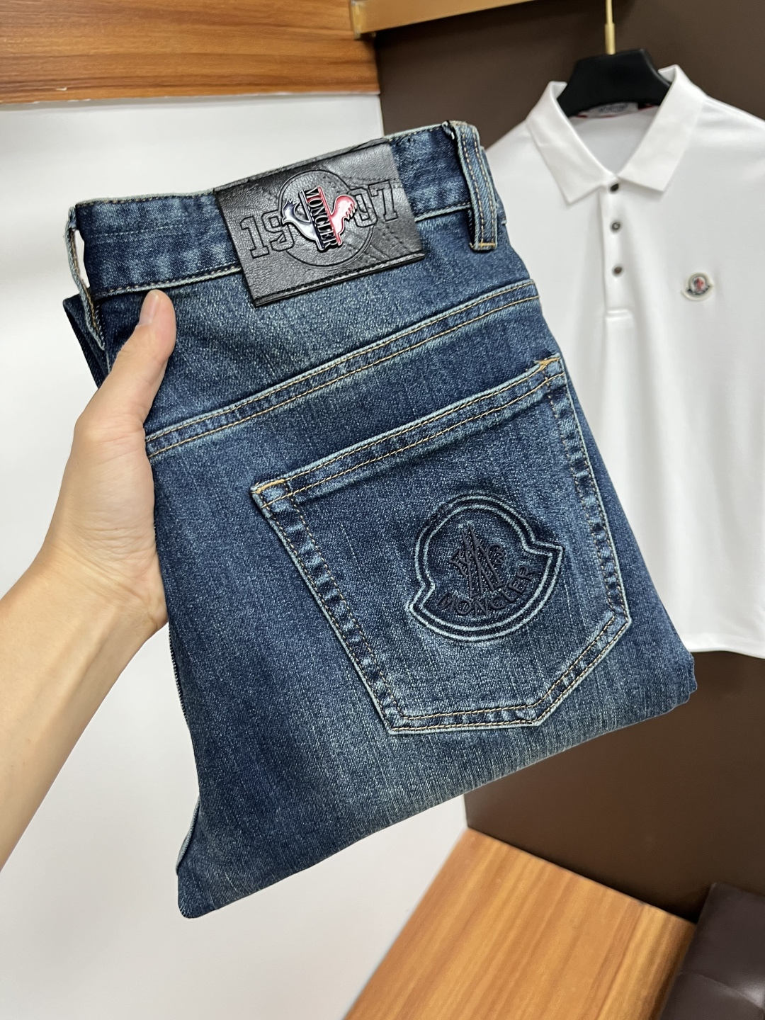 NO:527556,The cover [New autumn product] European station men's business casual jeans When business meets casual, when classic collides fashion, in autumn, we bring you a brand new European station men's business casual jeans!  Selected high-quality fabrics, soft and comfortable, and breathable, allowing you to remain refreshing and comfortable during busy working days. The design is simple without losing style, perfectly blending business and leisure elements, whether in office or weekend parties, you can easily control it and show your unique taste. Meet your outfit needs in different occasions and make your wardrobe rejuvenate. QDK slim tailoring, fits your body, highlights the uprightness and confidence of men. The details show ingenuity, and each stitch has been carefully polished to ensure quality and comfort coexist. Size 29-40, Moncler, jeans, alexander wang19860909蒙口【秋季新品】欧洲站男士商务休闲牛仔裤 当商务遇上休闲,当经典碰撞时尚,年秋季,我们为您带来全新欧洲站男士商务休闲牛仔裤！ 精选高品质面料,柔软舒适,透气性极佳,让您在繁忙的工作日中依然保持清爽与自在. 设计简约而不失格调,完美融合商务与休闲元素,无论是办公室还是周末聚会,都能轻松驾驭,展现您的独特品味. 满足您不同场合的穿搭需求,让您的衣橱焕发新生.QDK 修身剪裁,贴合身形,凸显男士的挺拔与自信.细节之处彰显匠心,每一个针脚都经过精心打磨,确保品质与舒适并存. 尺码29-40,,Moncler,jeans,alexander wang,Men's clothing