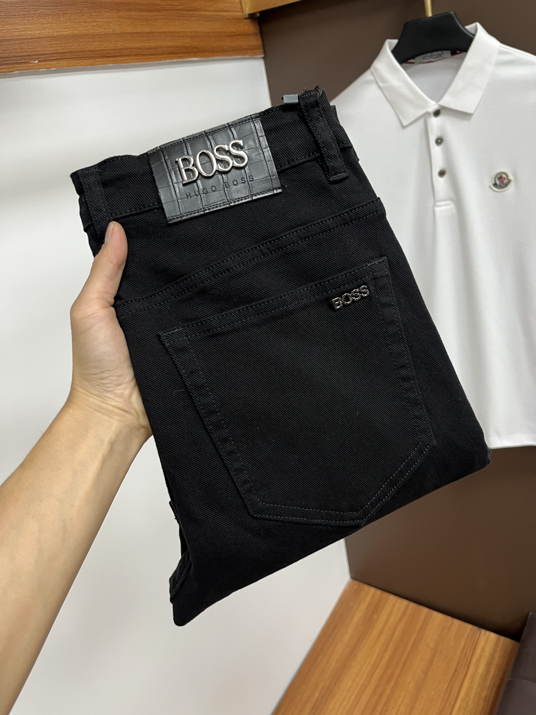 NO:527558,BOSS [New Autumn Products] European Station Men's Business Casual Jeans When business meets casualness, when classic collision and fashion, in autumn, we bring you a brand new European Station Men's Business Casual Jeans!  Selected high-quality fabrics, soft and comfortable, and breathable, allowing you to remain refreshing and comfortable during busy working days. The design is simple without losing style, perfectly blending business and leisure elements, whether in office or weekend parties, you can easily control it and show your unique taste. Meet your outfit needs in different occasions and make your wardrobe rejuvenate. QDK slim tailoring, fits your body, highlights the uprightness and confidence of men. The details show ingenuity, and each stitch has been carefully polished to ensure quality and comfort coexist. Size 29-40,,jeans,alexander wang19860909BOSS【秋季新品】欧洲站男士商务休闲牛仔裤 当商务遇上休闲,当经典碰撞时尚,年秋季,我们为您带来全新欧洲站男士商务休闲牛仔裤！ 精选高品质面料,柔软舒适,透气性极佳,让您在繁忙的工作日中依然保持清爽与自在. 设计简约而不失格调,完美融合商务与休闲元素,无论是办公室还是周末聚会,都能轻松驾驭,展现您的独特品味. 满足您不同场合的穿搭需求,让您的衣橱焕发新生.QDK 修身剪裁,贴合身形,凸显男士的挺拔与自信.细节之处彰显匠心,每一个针脚都经过精心打磨,确保品质与舒适并存. 尺码29-40,,jeans,alexander wang,Men's clothing