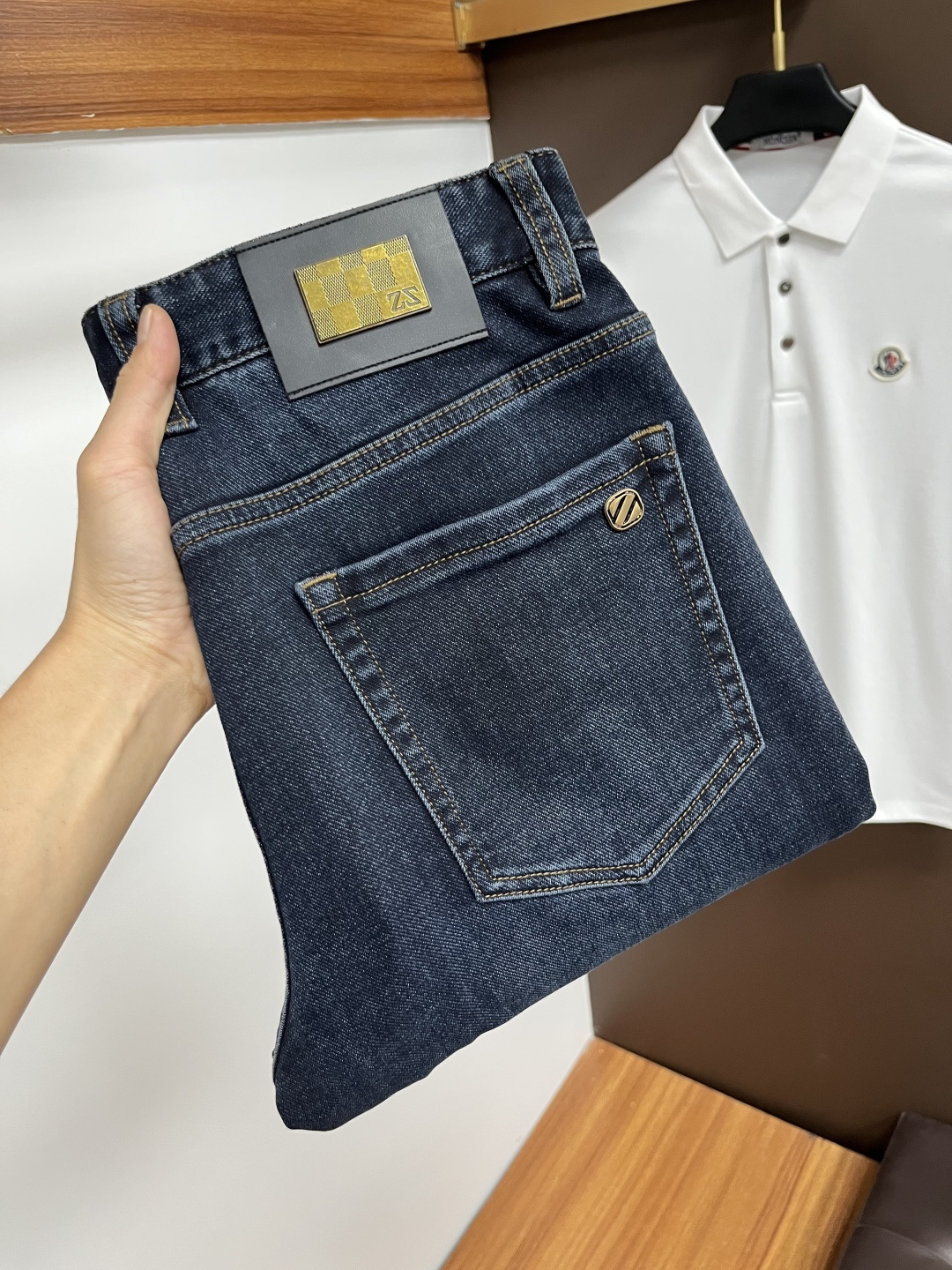 NO:527560,Jenia [New autumn products] European station men's business casual jeans When business meets casual, when classic collides fashion, in autumn, we bring you a brand new European station men's business casual jeans!  Selected high-quality fabrics, soft and comfortable, and breathable, allowing you to remain refreshing and comfortable during busy working days. The design is simple without losing style, perfectly blending business and leisure elements, whether in office or weekend parties, you can easily control it and show your unique taste. Meet your outfit needs in different occasions and make your wardrobe rejuvenate. QDK slim tailoring, fits your body, highlights the uprightness and confidence of men. The details show craftsmanship, and each stitch has been carefully polished to ensure quality and comfort coexist. Size 29-40, zegna, jeans, alexander wang19860909杰尼亚【秋季新品】欧洲站男士商务休闲牛仔裤 当商务遇上休闲,当经典碰撞时尚,年秋季,我们为您带来全新欧洲站男士商务休闲牛仔裤！ 精选高品质面料,柔软舒适,透气性极佳,让您在繁忙的工作日中依然保持清爽与自在. 设计简约而不失格调,完美融合商务与休闲元素,无论是办公室还是周末聚会,都能轻松驾驭,展现您的独特品味. 满足您不同场合的穿搭需求,让您的衣橱焕发新生.QDK 修身剪裁,贴合身形,凸显男士的挺拔与自信.细节之处彰显匠心,每一个针脚都经过精心打磨,确保品质与舒适并存. 尺码29-40,,zegna,jeans,alexander wang,Men's clothing