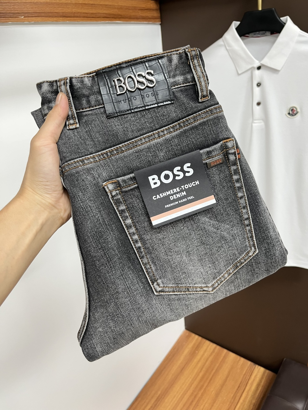 NO:527562,BOSS [New Autumn Products] European Station Men's Business Casual Jeans When business meets casualness, when classic collision and fashion, in autumn, we bring you a brand new European Station Men's Business Casual Jeans!  Selected high-quality fabrics, soft and comfortable, and breathable, allowing you to remain refreshing and comfortable during busy working days. The design is simple without losing style, perfectly blending business and leisure elements, whether in office or weekend parties, you can easily control it and show your unique taste. Meet your outfit needs in different occasions and make your wardrobe rejuvenate. QDK slim tailoring, fits your body, highlights the uprightness and confidence of men. The details show ingenuity, and each stitch has been carefully polished to ensure quality and comfort coexist. Size 29-40,,jeans,alexander wang19860909BOSS【秋季新品】欧洲站男士商务休闲牛仔裤 当商务遇上休闲,当经典碰撞时尚,年秋季,我们为您带来全新欧洲站男士商务休闲牛仔裤！ 精选高品质面料,柔软舒适,透气性极佳,让您在繁忙的工作日中依然保持清爽与自在. 设计简约而不失格调,完美融合商务与休闲元素,无论是办公室还是周末聚会,都能轻松驾驭,展现您的独特品味. 满足您不同场合的穿搭需求,让您的衣橱焕发新生.QDK 修身剪裁,贴合身形,凸显男士的挺拔与自信.细节之处彰显匠心,每一个针脚都经过精心打磨,确保品质与舒适并存. 尺码29-40,,jeans,alexander wang,Men's clothing