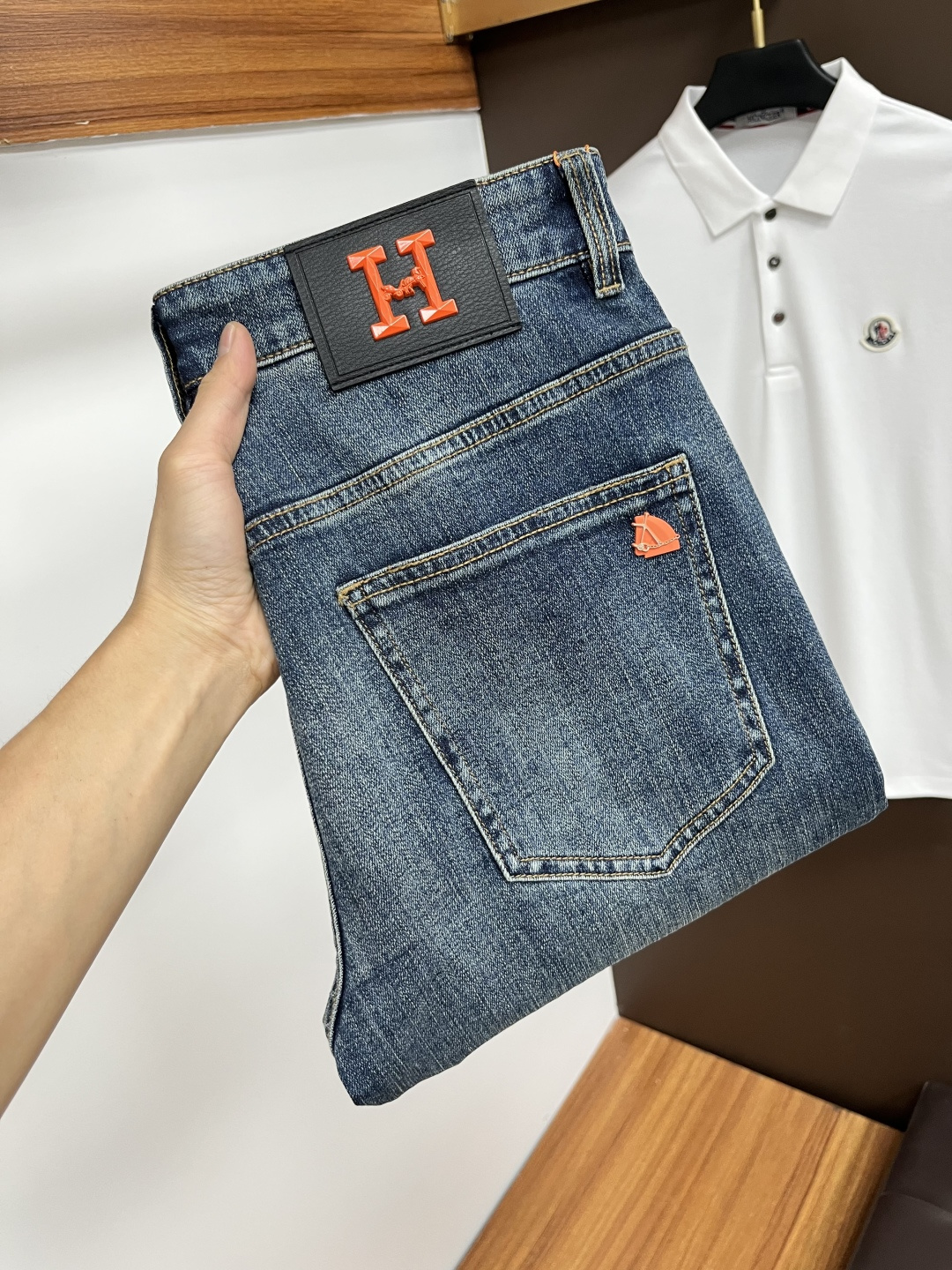 NO:527564,Hermes [New autumn products] European station men's business casual jeans When business meets casual, when classic collides fashion, in autumn, we bring you a brand new European station men's business casual jeans!  Selected high-quality fabrics, soft and comfortable, and breathable, allowing you to remain refreshing and comfortable during busy working days. The design is simple without losing style, perfectly blending business and leisure elements, whether in office or weekend parties, you can easily control it and show your unique taste. Meet your outfit needs in different occasions and make your wardrobe rejuvenate. QDK slim tailoring, fits your body, highlights the uprightness and confidence of men. The details show craftsmanship, and each stitch has been carefully polished to ensure quality and comfort coexist. Size 29-40,,hermes,jeans,alexander wang19860909爱马仕【秋季新品】欧洲站男士商务休闲牛仔裤 当商务遇上休闲,当经典碰撞时尚,年秋季,我们为您带来全新欧洲站男士商务休闲牛仔裤！ 精选高品质面料,柔软舒适,透气性极佳,让您在繁忙的工作日中依然保持清爽与自在. 设计简约而不失格调,完美融合商务与休闲元素,无论是办公室还是周末聚会,都能轻松驾驭,展现您的独特品味. 满足您不同场合的穿搭需求,让您的衣橱焕发新生.QDK 修身剪裁,贴合身形,凸显男士的挺拔与自信.细节之处彰显匠心,每一个针脚都经过精心打磨,确保品质与舒适并存. 尺码29-40,,hermes,jeans,alexander wang,Men's clothing