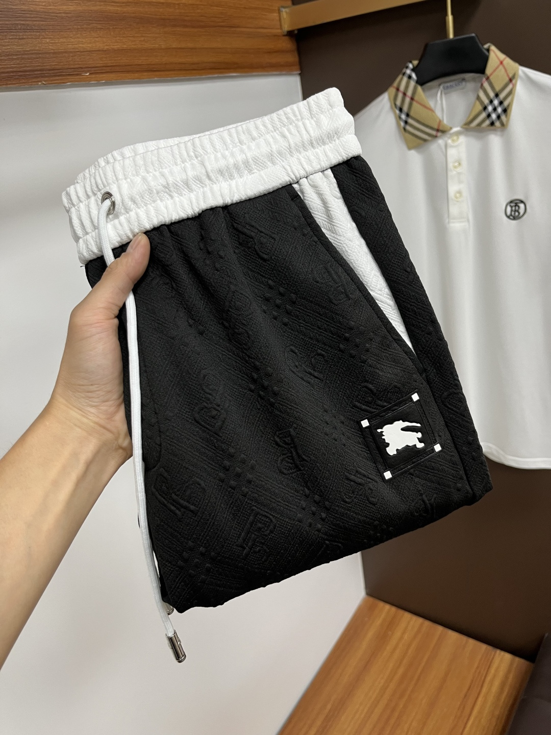 NO:528574,Burberry's 2025ss autumn counter new products are on the market simultaneously. The original customized high-quality fashionable casual pants are super versatile. Exclusively customized - imported high-end cotton fabric, delicate and soft, close and comfortable, and the upper body is super stylish! The latest hardware and accessories of the original custom counter. Super beautiful style, long legs on the upper body, impeccable inner and lined, you can attend any occasion. L40 once again emphasizes that the fabric is very, very classy! Count 29-38, burberry,alexander wang19860909巴宝莉 2025ss秋季专柜新品同步上市.原单订制高品质时尚休闲裤.超级百搭款.独家定制-进口高端绵面料,手感细腻柔软,贴身舒适,上身超有型！原版定制专柜最新五金辅料.超靓版型、上身显腿修长,內里,走线都无可挑剔,任何场合都可出席,L40 再次强调面料非常非常显档次！码数29-38,,burberry,alexander wang,Men's clothing