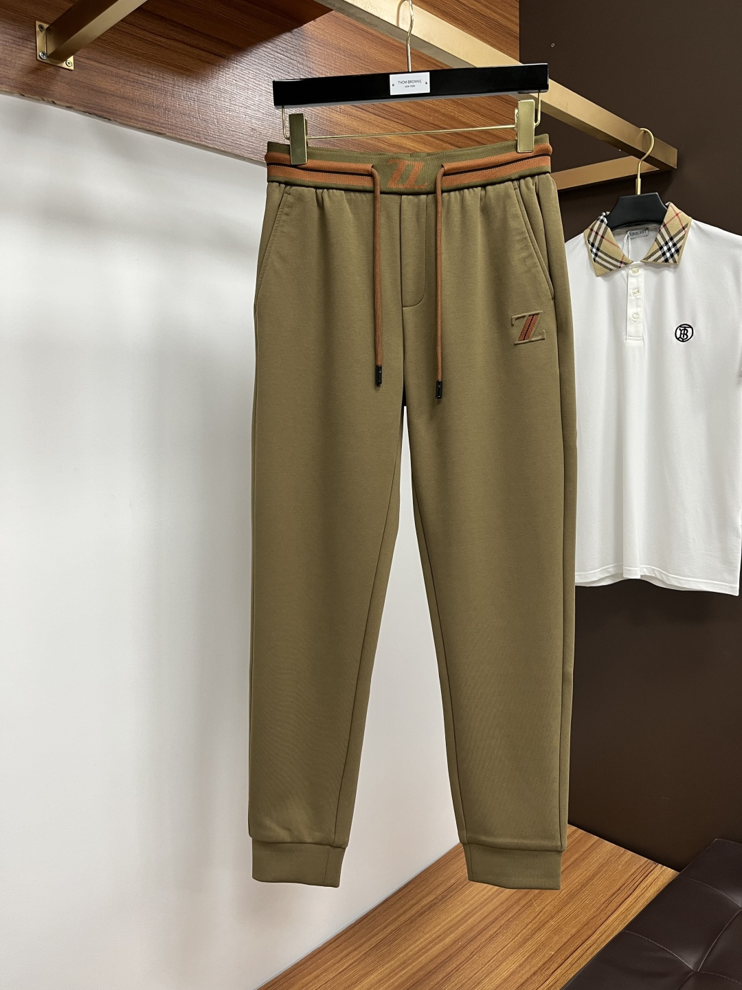 NO:528577,The new products of the 2025ss ss autumn counter are on the market simultaneously. The original customized high-quality fashionable casual pants are super versatile. Exclusively customized - imported high-end cotton fabric, delicate and soft, close and comfortable, and the upper body is super stylish! The latest hardware and accessories of the original custom counter. Super beautiful style, long legs on the upper body, impeccable inner and lined, you can attend any occasion. L40 once again emphasizes that the fabric is very, very classy! 29-38, zegna,alexander wang19860909杰尼亚 2025ss秋季专柜新品同步上市.原单订制高品质时尚休闲裤.超级百搭款.独家定制-进口高端绵面料,手感细腻柔软,贴身舒适,上身超有型！原版定制专柜最新五金辅料.超靓版型、上身显腿修长,內里,走线都无可挑剔,任何场合都可出席,L40 再次强调面料非常非常显档次！码数29-38,,zegna,alexander wang,Men's clothing