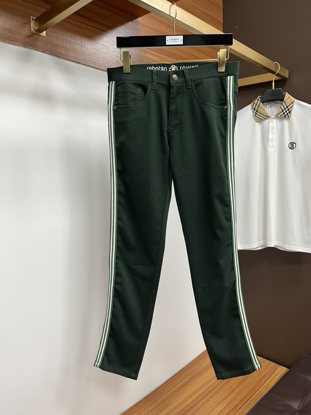 NO:528579,The new products of the 2025ss Autumn Counter of Cavalli are on the market simultaneously. The original customized high-quality fashionable casual pants are super versatile. Exclusively customized - imported high-end cotton fabric, delicate and soft, close and comfortable, and super stylish on the upper body! The latest hardware and accessories of the original custom counter. Super beautiful style, long legs on the upper body, impeccable inner and lined, you can attend any occasion. L40 once again emphasizes that the fabric is very, very classy! Number of codes 29-38, alexander wang19860909卡沃利 2025ss秋季专柜新品同步上市.原单订制高品质时尚休闲裤.超级百搭款.独家定制-进口高端绵面料,手感细腻柔软,贴身舒适,上身超有型！原版定制专柜最新五金辅料.超靓版型、上身显腿修长,內里,走线都无可挑剔,任何场合都可出席,L40 再次强调面料非常非常显档次！码数29-38,,alexander wang,Men's clothing