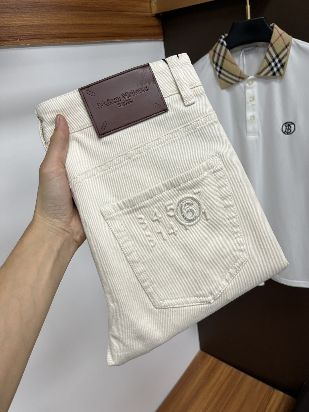 NO:528559,Majila's 2025ss autumn counter new products are on the market simultaneously. The original customized high-quality fashionable casual pants are super versatile. Exclusively customized - imported high-end cotton fabric, delicate and soft, close and comfortable, and the upper body is super stylish! The latest hardware and accessories of the original custom counter. Super beautiful style, long legs on the upper body, impeccable inner and lined, you can attend any occasion. L40 once again emphasizes that the fabric is very, very classy! 29-38, Masion Margiela,alexander wang19860909马吉拉 2025ss秋季专柜新品同步上市.原单订制高品质时尚休闲裤.超级百搭款.独家定制-进口高端绵面料,手感细腻柔软,贴身舒适,上身超有型！原版定制专柜最新五金辅料.超靓版型、上身显腿修长,內里,走线都无可挑剔,任何场合都可出席,L40 再次强调面料非常非常显档次！码数29-38,,masion margiela,alexander wang,Men's clothing