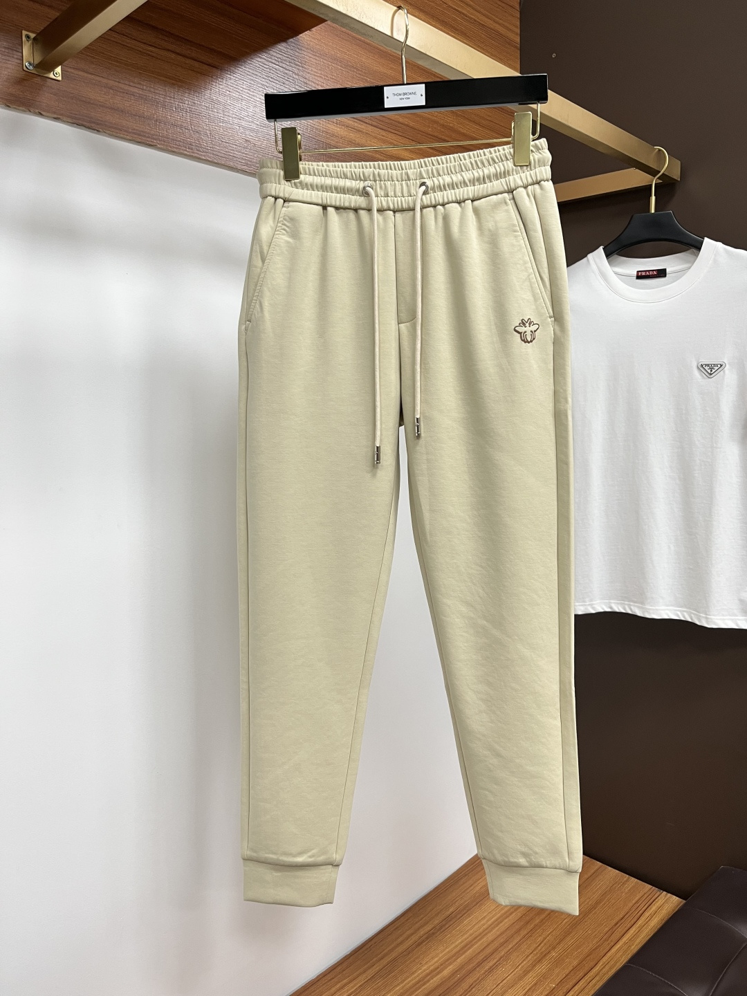 NO:528561,Dior 2025ss autumn counter new products are on the market simultaneously. The original customized high-quality fashionable casual pants are super versatile. Exclusively customized - imported high-end cotton fabric, delicate and soft, close and comfortable, and super stylish on the upper body! The latest hardware and accessories of the original custom counter. Super beautiful style, long legs on the upper body, impeccable inner and lined, you can attend any occasion. L40 once again emphasizes that the fabric is very, very classy! Number of codes 29-38, dior,alexander wang19860909迪奥 2025ss秋季专柜新品同步上市.原单订制高品质时尚休闲裤.超级百搭款.独家定制-进口高端绵面料,手感细腻柔软,贴身舒适,上身超有型！原版定制专柜最新五金辅料.超靓版型、上身显腿修长,內里,走线都无可挑剔,任何场合都可出席,L40 再次强调面料非常非常显档次！码数29-38,,dior,alexander wang,Men's clothing