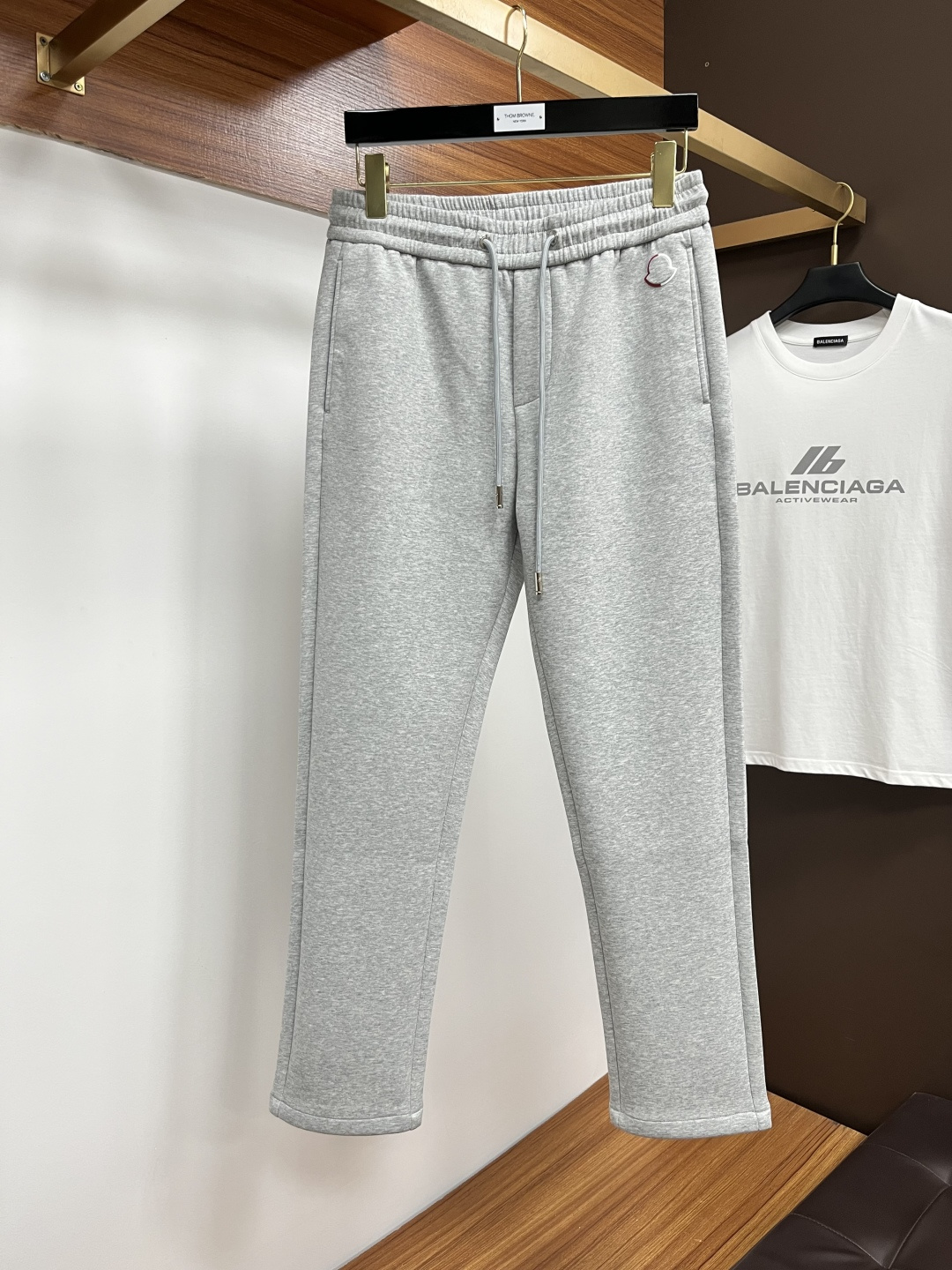 NO:528563,The new products of the 2025ss autumn counter are launched simultaneously. The original customized high-quality fashionable casual pants are super versatile. Exclusively customized - imported high-end cotton fabric, delicate and soft, close and comfortable, and the upper body is super stylish! The latest hardware and accessories of the original custom counter. Super beautiful style, long legs on the upper body, impeccable inner and lined, you can attend any occasion. L40 once again emphasizes that the fabric is very, very classy! Number of codes 29-38, Moncler, alexander wang19860909蒙口 2025ss秋季专柜新品同步上市.原单订制高品质时尚休闲裤.超级百搭款.独家定制-进口高端绵面料,手感细腻柔软,贴身舒适,上身超有型！原版定制专柜最新五金辅料.超靓版型、上身显腿修长,內里,走线都无可挑剔,任何场合都可出席,L40 再次强调面料非常非常显档次！码数29-38,,Moncler,alexander wang,Men's clothing