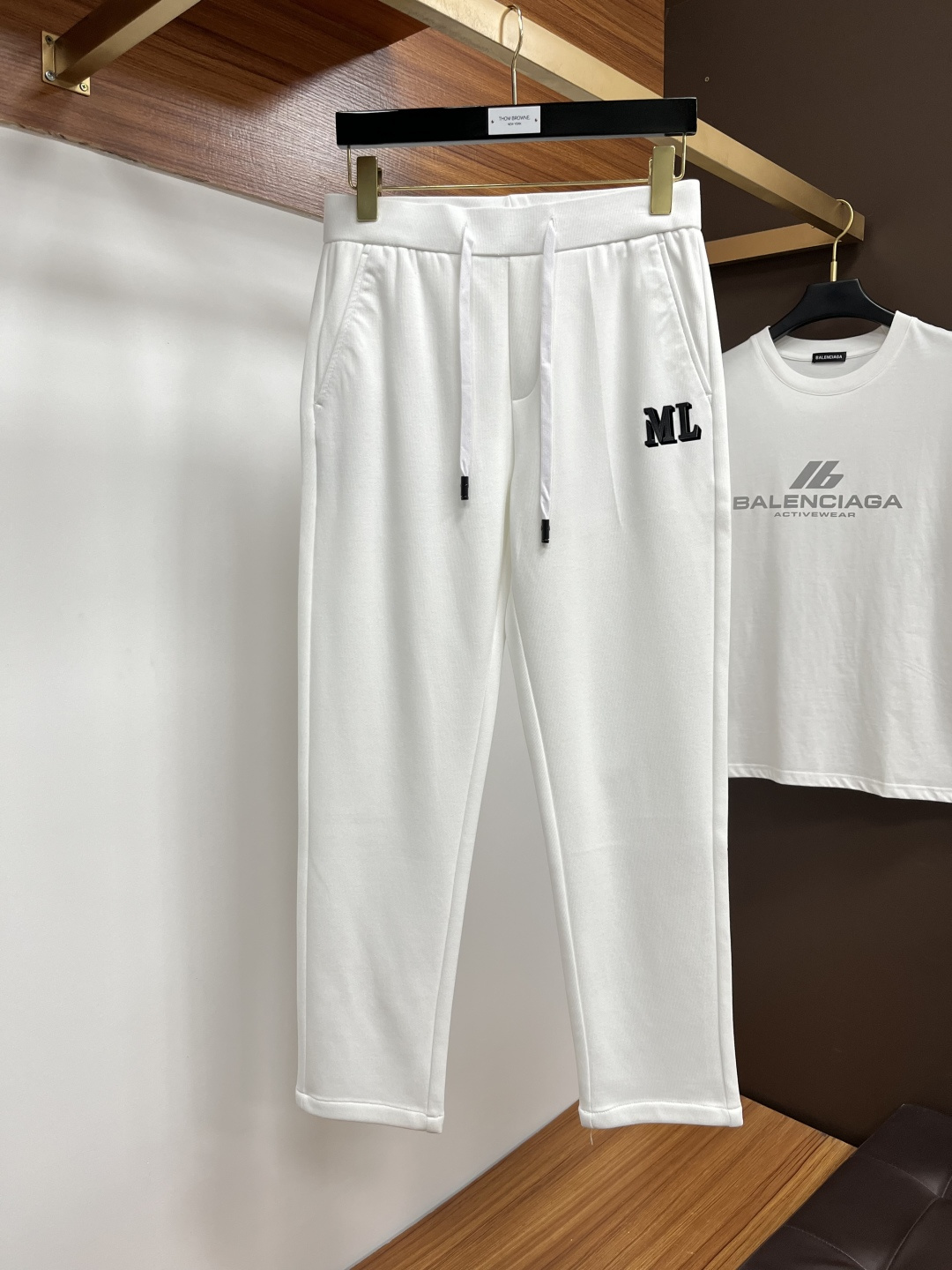 NO:528566,Majila's 2025ss autumn counter new products are on the market simultaneously. The original customized high-quality fashionable casual pants are super versatile. Exclusively customized - imported high-end cotton fabric, delicate and soft, close and comfortable, and the upper body is super stylish! The latest hardware and accessories of the original custom counter. Super beautiful style, long legs on the upper body, impeccable inner and lined, you can attend any occasion. L40 once again emphasizes that the fabric is very, very classy! 29-38, Masion Margiela,alexander wang19860909马吉拉 2025ss秋季专柜新品同步上市.原单订制高品质时尚休闲裤.超级百搭款.独家定制-进口高端绵面料,手感细腻柔软,贴身舒适,上身超有型！原版定制专柜最新五金辅料.超靓版型、上身显腿修长,內里,走线都无可挑剔,任何场合都可出席,L40 再次强调面料非常非常显档次！码数29-38,,masion margiela,alexander wang,Men's clothing