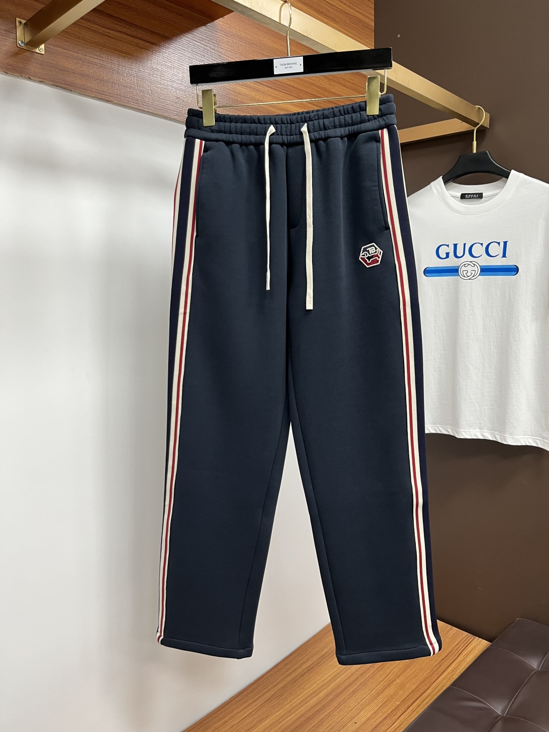 NO:528569,TB 2025ss autumn counter new products are on the market simultaneously. The original customized high-quality fashionable casual pants are super versatile. Exclusively customized - imported high-end cotton fabric, delicate and soft, close and comfortable, and super stylish on the upper body! The latest hardware and accessories of the original custom counter. Super beautiful style, long legs on the upper body, impeccable inner and lined, you can attend any occasion. L40 once again emphasizes that the fabric is very, very classy! Number of codes 29-38, alexander wang19860909TB 2025ss秋季专柜新品同步上市.原单订制高品质时尚休闲裤.超级百搭款.独家定制-进口高端绵面料,手感细腻柔软,贴身舒适,上身超有型！原版定制专柜最新五金辅料.超靓版型、上身显腿修长,內里,走线都无可挑剔,任何场合都可出席,L40 再次强调面料非常非常显档次！码数29-38,,alexander wang,Men's clothing