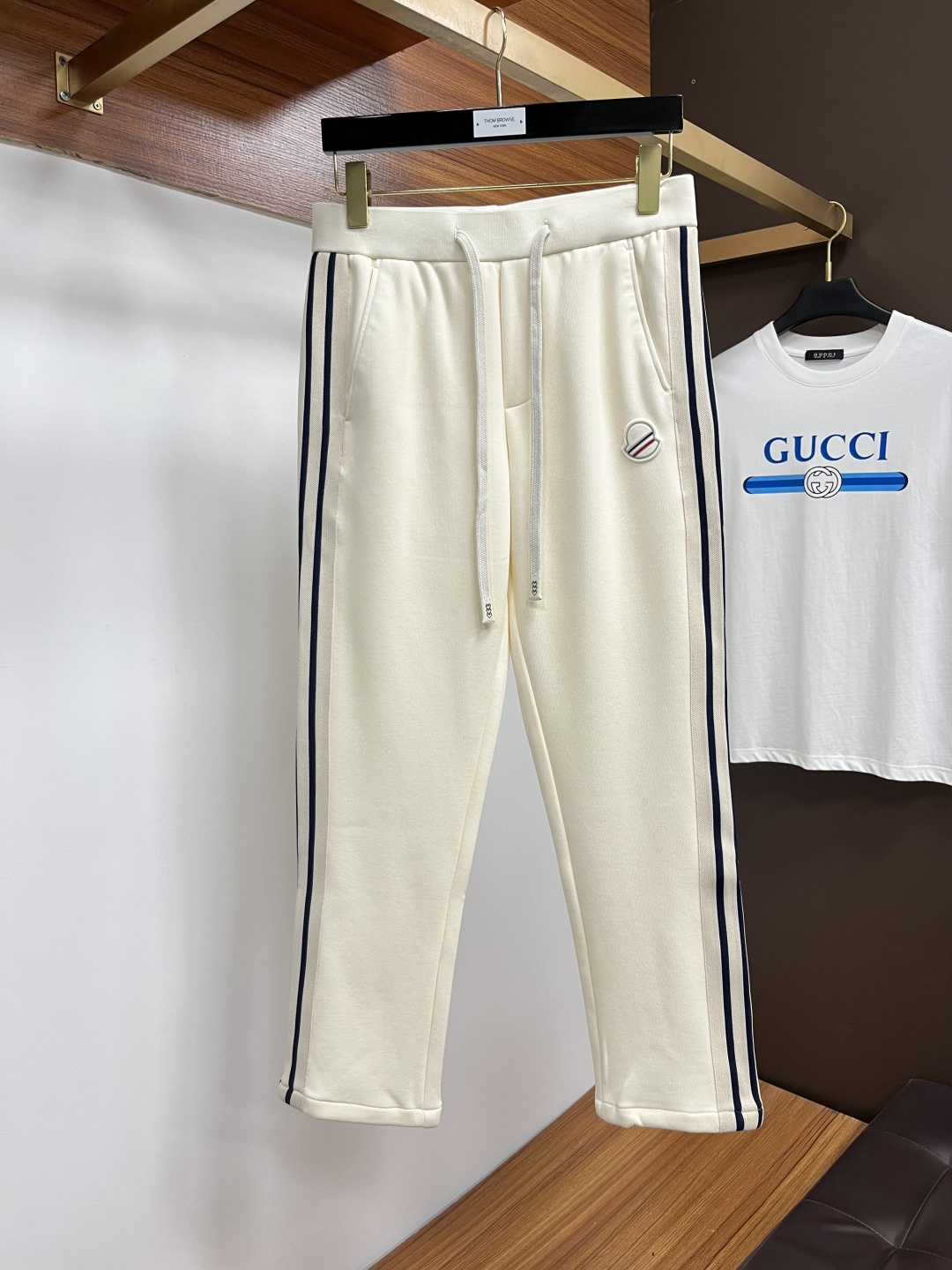 NO:528572,The new products of the 2025ss autumn counter are launched simultaneously. The original customized high-quality fashionable casual pants are super versatile. Exclusively customized - imported high-end cotton fabric, delicate and soft, close and comfortable, and the upper body is super stylish! The latest hardware and accessories of the original custom counter. Super beautiful style, long legs on the upper body, impeccable inner and lined, you can attend any occasion. L40 once again emphasizes that the fabric is very, very classy! Number of codes 29-38, Moncler, alexander wang19860909蒙口 2025ss秋季专柜新品同步上市.原单订制高品质时尚休闲裤.超级百搭款.独家定制-进口高端绵面料,手感细腻柔软,贴身舒适,上身超有型！原版定制专柜最新五金辅料.超靓版型、上身显腿修长,內里,走线都无可挑剔,任何场合都可出席,L40 再次强调面料非常非常显档次！码数29-38,,Moncler,alexander wang,Men's clothing