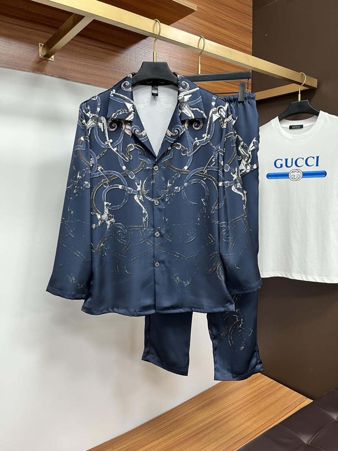 NO:530667,Versace couples new autumn style 2025 home clothes pajamas set, custom ice silk fabric for counter, breathable and comfortable, impeccable details, brand element design concept, reflecting high quality. It feels delicate and soft!  It is casually cut, with a great upper body style!  Number of code M-3XL Please report height and weight to place an order, versace, alexander wang19860909范思哲 情侣款 2025秋季新款 家居服 睡衣 套装,专柜定制冰丝面料 透气舒适度高,细节无可挑剔,品牌元素设计理念,体现高品质.手感细腻柔软！呈现休闲裁剪,上身版型超赞！码数M-3XL 下单请报身高体重,,versace,alexander wang,Men's clothing