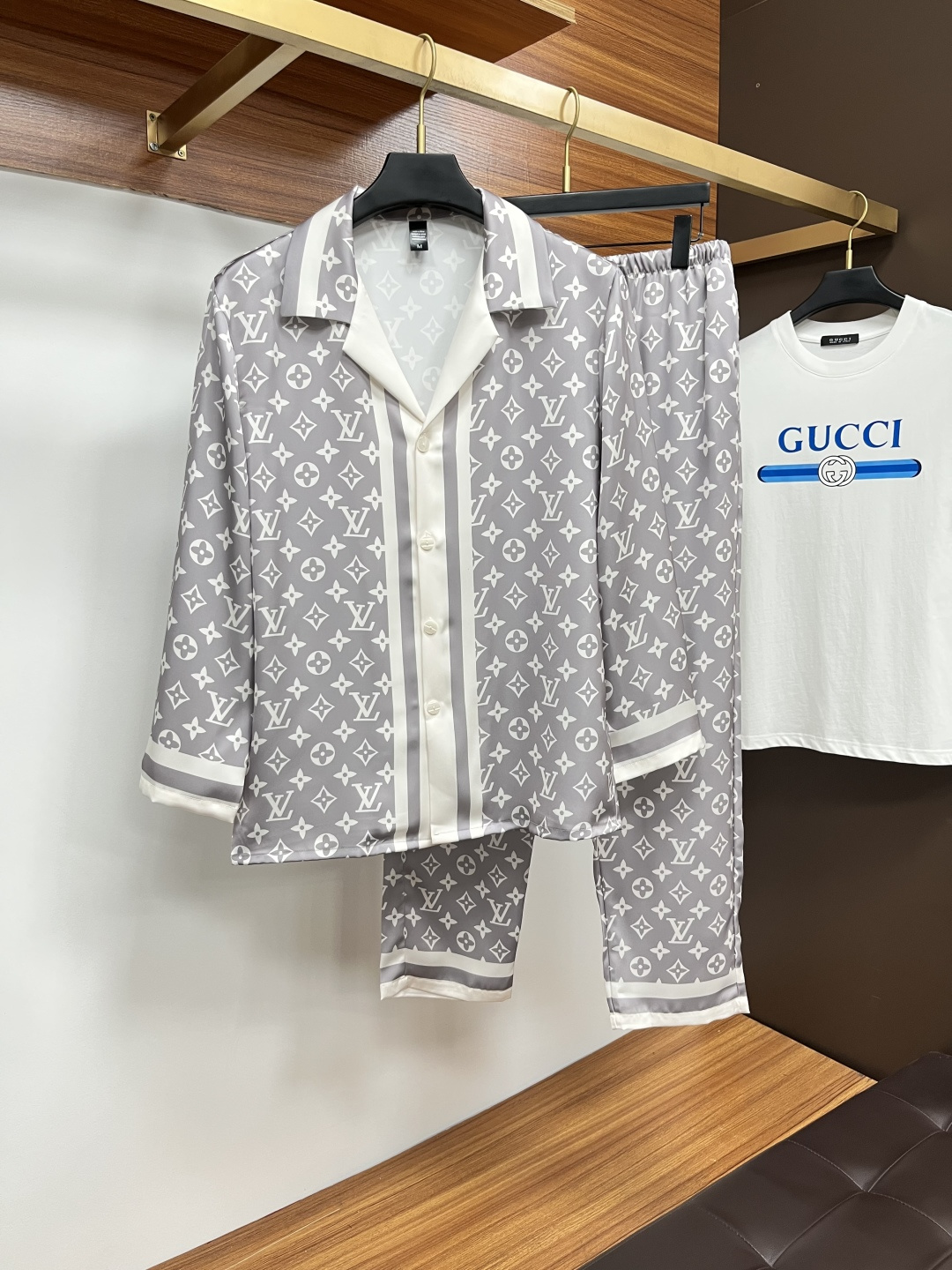 NO:530648,LV couples' style 2025 autumn new style, home clothes, pajamas set, custom ice silk fabric for counter, breathable and comfortable, impeccable details, brand elements design concept, reflect high quality. The feel is delicate and soft!  It is casually cut, with a great upper body style!  Number of code M-3XL Please report height and weight by placing an order, louis vuitton,alexander wang19860909LV 情侣款 2025秋季新款 家居服 睡衣 套装,专柜定制冰丝面料 透气舒适度高,细节无可挑剔,品牌元素设计理念,体现高品质.手感细腻柔软！呈现休闲裁剪,上身版型超赞！码数M-3XL 下单请报身高体重,,louis vuitton,alexander wang,Men's clothing