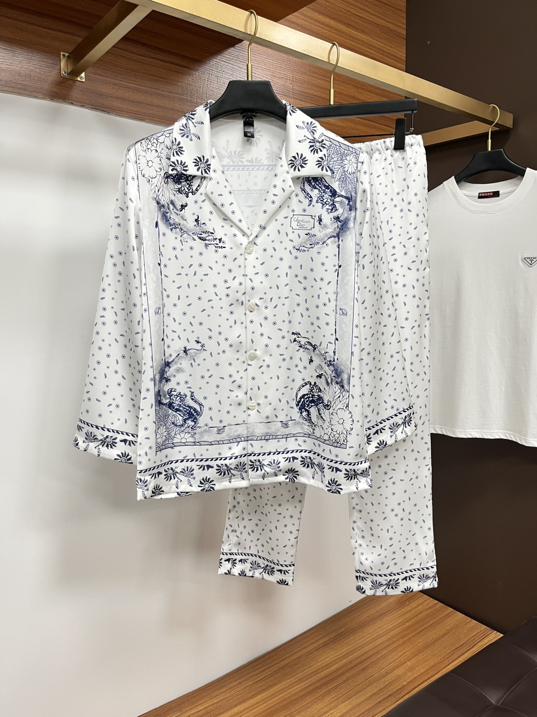 NO:530650,Dior couples' style 2025 autumn new style, home clothes, pajamas set, custom ice silk fabric for counter, breathable and comfortable, impeccable details, brand elements design concept, reflect high quality. The feel is delicate and soft!  It is casually cut, with a great upper body style!  Number of code M-3XL Please report height and weight to place an order, dior, alexander wang19860909迪奥 情侣款 2025秋季新款 家居服 睡衣 套装,专柜定制冰丝面料 透气舒适度高,细节无可挑剔,品牌元素设计理念,体现高品质.手感细腻柔软！呈现休闲裁剪,上身版型超赞！码数M-3XL 下单请报身高体重,,dior,alexander wang,Men's clothing