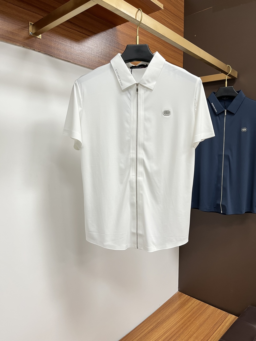 NO:528575,Stephen 2025 spring and summer classic Polo collar design, paired with simple single-breasted lines, neat and smooth lines, cleverly modifying the neck lines, showing elegant and gentlemanly style. The exquisite brand logo on the left chest adopts traceless pressing process, delicate and flat, low-key reveals luxurious texture, showing the brand's ingenuity and quality pursuit in the subtleties. Selected high-quality fabrics, soft and smooth, breathable, and comfortable and comfortable to wear. Whether it is to wear casual trousers to show professionalism and ability; or to combine them with jeans to create a daily look to create a relaxed and comfortable atmosphere, it can be perfectly adapted. ZJ helps you interpret diverse styles with a calm attitude and show your unique taste. Size M-4XL, jeans, alexander wang19860909史蒂芬 2025春夏经典的Polo领设计,搭配简洁的单排扣,线条利落流畅,巧妙修饰颈部线条,彰显优雅绅士格调.左胸处精致的品牌标识,采用无痕压胶工艺,细腻而平整,低调间流露奢华质感,于细微之处展现品牌匠心与品质追求. 精选优质面料,触感柔软顺滑,透气性佳,穿着舒适自在.无论是搭配休闲西裤出席商务场合,展现专业干练；还是与牛仔裤组合打造日常造型,营造轻松惬意氛围,它都能完美适配,ZJ助你以从容姿态诠释多样风格,尽显独特品味. 尺码M-4XL,,jeans,alexander wang,Men's clothing