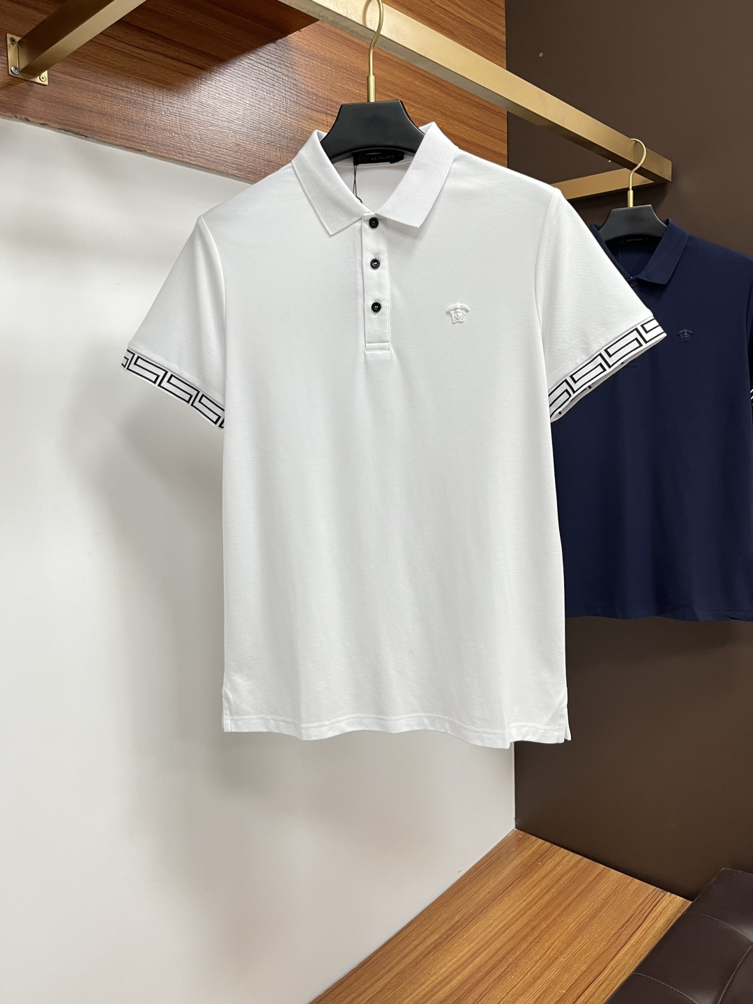 NO:528578,Versace 2025 spring and summer classic Polo collar design, paired with simple single-breasted lines, neat and smooth lines, cleverly modifying the neck lines, showing elegant and gentlemanly style. The exquisite brand logo on the left chest adopts traceless pressing process, delicate and flat, low-key, and luxurious texture, showing the brand's ingenuity and quality pursuit in the subtleties. Selected high-quality fabrics, soft and smooth, breathable, and comfortable and comfortable to wear. Whether it is to wear casual trousers to show professionalism and ability; or to combine with jeans to create a daily look to create a relaxed and comfortable atmosphere, it can be perfectly adapted. ZJ helps you interpret diverse styles with a calm attitude and show your unique taste. Size M-4XL, versace, jeans, alexander wang19860909范思哲 2025春夏经典的Polo领设计,搭配简洁的单排扣,线条利落流畅,巧妙修饰颈部线条,彰显优雅绅士格调.左胸处精致的品牌标识,采用无痕压胶工艺,细腻而平整,低调间流露奢华质感,于细微之处展现品牌匠心与品质追求. 精选优质面料,触感柔软顺滑,透气性佳,穿着舒适自在.无论是搭配休闲西裤出席商务场合,展现专业干练；还是与牛仔裤组合打造日常造型,营造轻松惬意氛围,它都能完美适配,ZJ助你以从容姿态诠释多样风格,尽显独特品味. 尺码M-4XL,,versace,jeans,alexander wang,Men's clothing