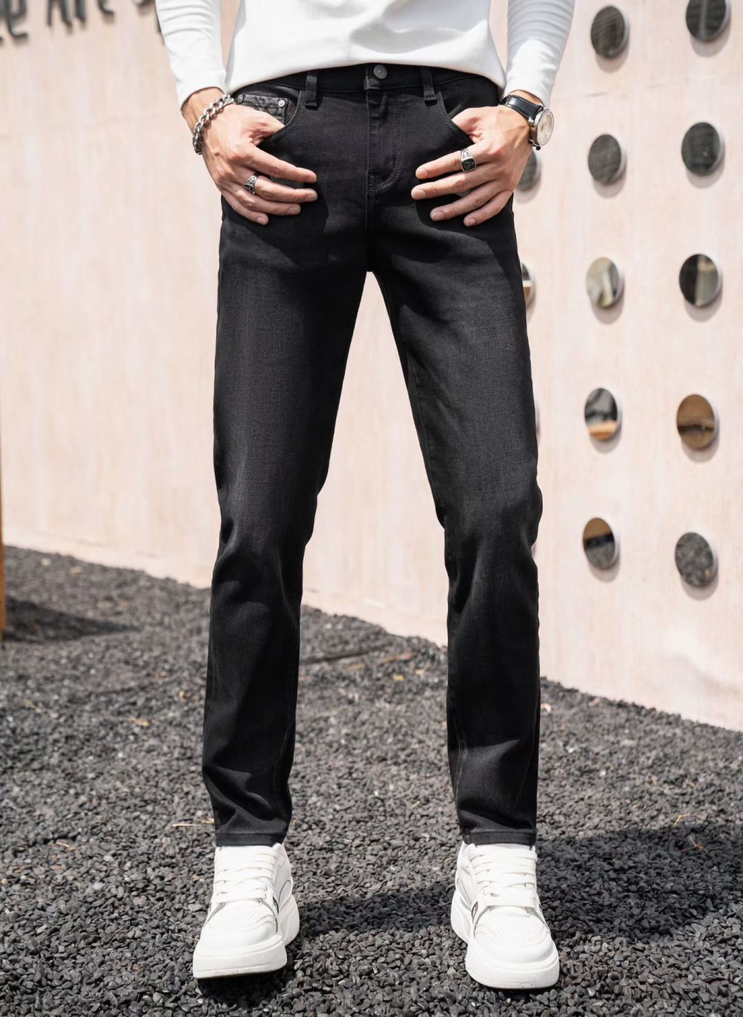 NO:531802,Burberry European classic men's jeans, classic and versatile!  Whether it is daily commuting or casual going out, these jeans can be easily controlled, allowing you to instantly enhance your sense of fashion!   Slim-fitting tailoring, fits the legs, makes you look slim and taller, making you look easy to wear long legs!   Selected high-quality denim fabrics, comfortable and durable, and will not deform after wearing for a long time, accompanying you through every fashion moment!  QDW is stress-free when pairing with shirts, T-shirts, and jackets. Easily switches various styles, making you the focus of the crowd!   Come and buy one to unlock your handsome charm!   Size 29-38, Burberry, jeans, jackets & coats,shirts,tees,t-shirt,alexander wang19860909巴宝莉 欧洲站经典男士牛仔裤 经典百搭不过时！无论是日常通勤还是休闲出街,这条牛仔裤都能轻松驾驭,让你瞬间提升时尚感！  修身剪裁,贴合腿型,显瘦又显高,轻松穿出大长腿！  精选优质牛仔面料,舒适耐穿,久穿不变形,陪你走过每一个时尚时刻！ QDW 搭配衬衫、T恤、外套都毫无压力,轻松切换各种风格,让你成为人群中的焦点！  快来入手一条,解锁你的型男魅力吧！  尺码29-38,,burberry,jeans,jackets & coats,shirts,tees，t-shirt,alexander wang,Men's clothing