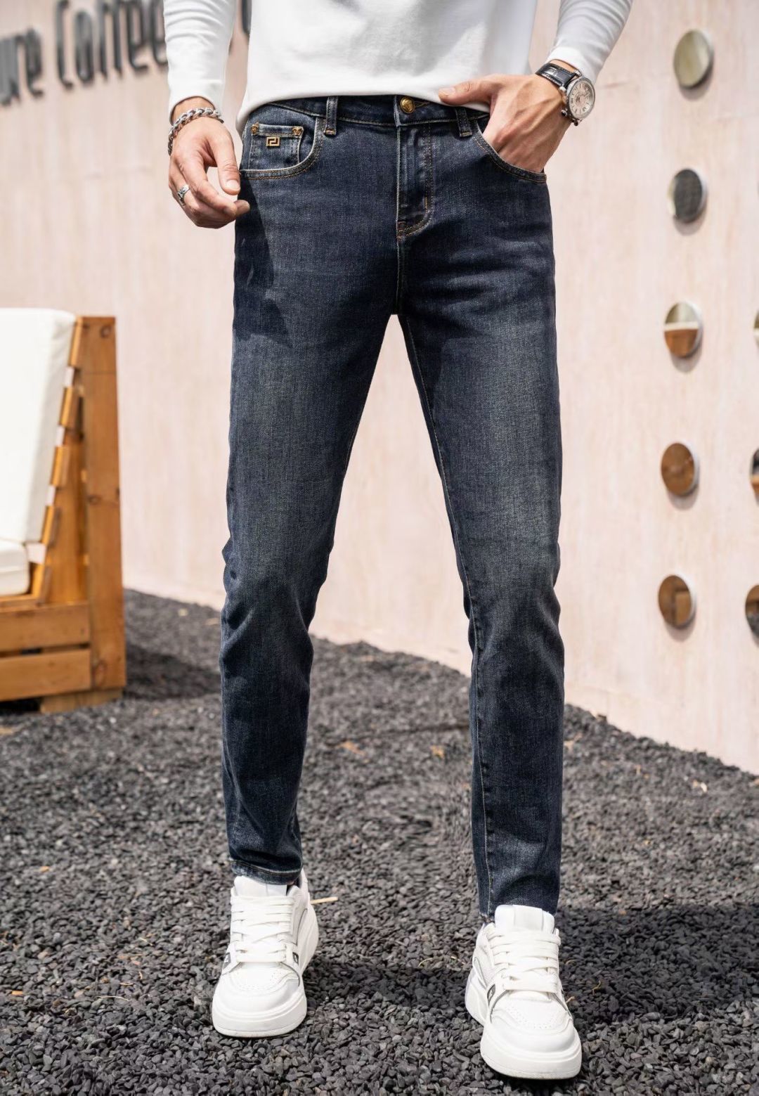 NO:531808,Versace European classic men's jeans, classic and versatile!  Whether it is daily commuting or casual going out, these jeans can be easily controlled, allowing you to instantly enhance your sense of fashion!   Slim-fitting tailoring, fits the legs, makes you look slim and taller, making you look easy to wear long legs!   Selected high-quality denim fabrics, comfortable and durable, and will not deform after wearing for a long time, accompanying you through every fashion moment!  QDW is stress-free when pairing with shirts, T-shirts, and jackets. Easily switches various styles, making you the focus of the crowd!   Come and buy one to unlock your handsome charm!   Size 29-38, versace,jeans,jackets & coats,shirts,tees,t-shirt,alexander wang19860909范思哲 欧洲站经典男士牛仔裤 经典百搭不过时！无论是日常通勤还是休闲出街,这条牛仔裤都能轻松驾驭,让你瞬间提升时尚感！  修身剪裁,贴合腿型,显瘦又显高,轻松穿出大长腿！  精选优质牛仔面料,舒适耐穿,久穿不变形,陪你走过每一个时尚时刻！ QDW 搭配衬衫、T恤、外套都毫无压力,轻松切换各种风格,让你成为人群中的焦点！  快来入手一条,解锁你的型男魅力吧！  尺码29-38,,versace,jeans,jackets & coats,shirts,tees，t-shirt,alexander wang,Men's clothing