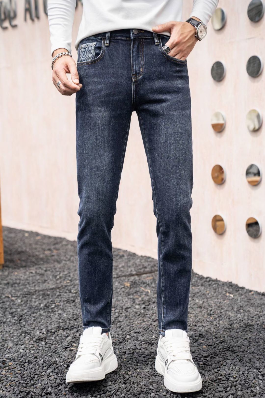 NO:531811,Burberry European classic men's jeans, classic and versatile!  Whether it is daily commuting or casual going out, these jeans can be easily controlled, allowing you to instantly enhance your sense of fashion!   Slim-fitting tailoring, fits the legs, makes you look slim and taller, making you look easy to wear long legs!   Selected high-quality denim fabrics, comfortable and durable, and will not deform after wearing for a long time, accompanying you through every fashion moment!  QDW is stress-free when pairing with shirts, T-shirts, and jackets. Easily switches various styles, making you the focus of the crowd!   Come and buy one to unlock your handsome charm!   Size 29-38, Burberry, jeans, jackets & coats,shirts,tees,t-shirt,alexander wang19860909巴宝莉 欧洲站经典男士牛仔裤 经典百搭不过时！无论是日常通勤还是休闲出街,这条牛仔裤都能轻松驾驭,让你瞬间提升时尚感！  修身剪裁,贴合腿型,显瘦又显高,轻松穿出大长腿！  精选优质牛仔面料,舒适耐穿,久穿不变形,陪你走过每一个时尚时刻！ QDW 搭配衬衫、T恤、外套都毫无压力,轻松切换各种风格,让你成为人群中的焦点！  快来入手一条,解锁你的型男魅力吧！  尺码29-38,,burberry,jeans,jackets & coats,shirts,tees，t-shirt,alexander wang,Men's clothing