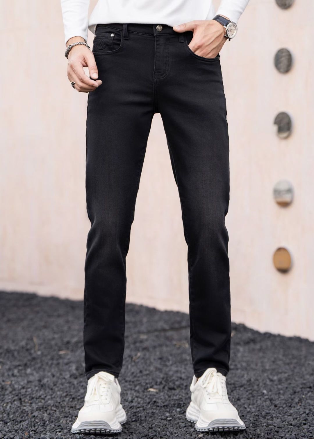 NO:531817,The European station classic men's jeans are classic and versatile!  Whether it is daily commuting or casual going out, these jeans can be easily controlled, allowing you to instantly enhance your sense of fashion!   Slim-fitting tailoring, fits the legs, makes you look slim and taller, making you look easy to wear long legs!   Selected high-quality denim fabrics, comfortable and durable, and will not deform after wearing for a long time, accompanying you through every fashion moment!  QDW is stress-free when pairing with shirts, T-shirts, and jackets. Easily switches various styles, making you the focus of the crowd!   Come and buy one to unlock your handsome charm!   Size 29-38, Moncler, jeans, jackets & coats,shirts,tees,t-shirt,alexander wang19860909蒙口 欧洲站经典男士牛仔裤 经典百搭不过时！无论是日常通勤还是休闲出街,这条牛仔裤都能轻松驾驭,让你瞬间提升时尚感！  修身剪裁,贴合腿型,显瘦又显高,轻松穿出大长腿！  精选优质牛仔面料,舒适耐穿,久穿不变形,陪你走过每一个时尚时刻！ QDW 搭配衬衫、T恤、外套都毫无压力,轻松切换各种风格,让你成为人群中的焦点！  快来入手一条,解锁你的型男魅力吧！  尺码29-38,,Moncler,jeans,jackets & coats,shirts,tees，t-shirt,alexander wang,Men's clothing