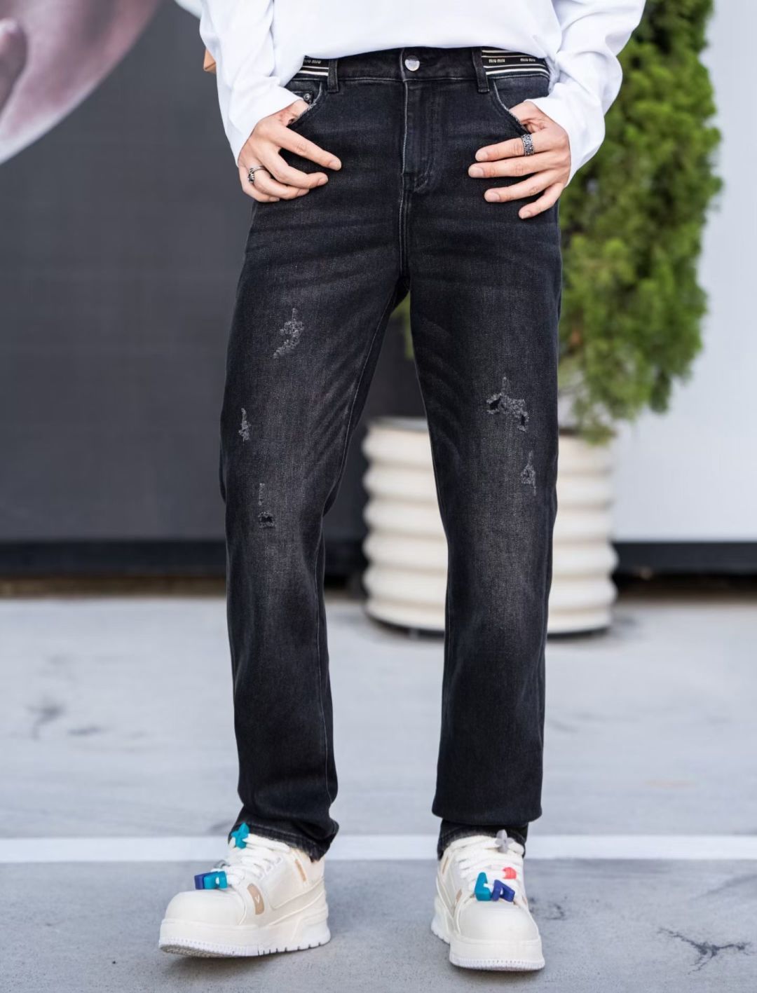 NO:531795,Miumiu European station classic men's jeans classic and versatile!  Whether it is daily commuting or casual going out, these jeans can be easily controlled, allowing you to instantly enhance your sense of fashion!   Slim-fitting tailoring, fits the legs, makes you look slim and taller, making you look easy to wear long legs!   Selected high-quality denim fabrics, comfortable and durable, and will not deform after wearing for a long time, accompanying you through every fashion moment!  QDW is stress-free when pairing with shirts, T-shirts, and jackets. Easily switches various styles, making you the focus of the crowd!   Come and buy one to unlock your handsome charm!   Size 29-38, miumiu, jeans, jackets & coats,shirts,tees,t-shirt,alexander wang19860909Miumiu 欧洲站经典男士牛仔裤 经典百搭不过时！无论是日常通勤还是休闲出街,这条牛仔裤都能轻松驾驭,让你瞬间提升时尚感！  修身剪裁,贴合腿型,显瘦又显高,轻松穿出大长腿！  精选优质牛仔面料,舒适耐穿,久穿不变形,陪你走过每一个时尚时刻！ QDW 搭配衬衫、T恤、外套都毫无压力,轻松切换各种风格,让你成为人群中的焦点！  快来入手一条,解锁你的型男魅力吧！  尺码29-38,,miumiu,jeans,jackets & coats,shirts,tees，t-shirt,alexander wang,Men's clothing