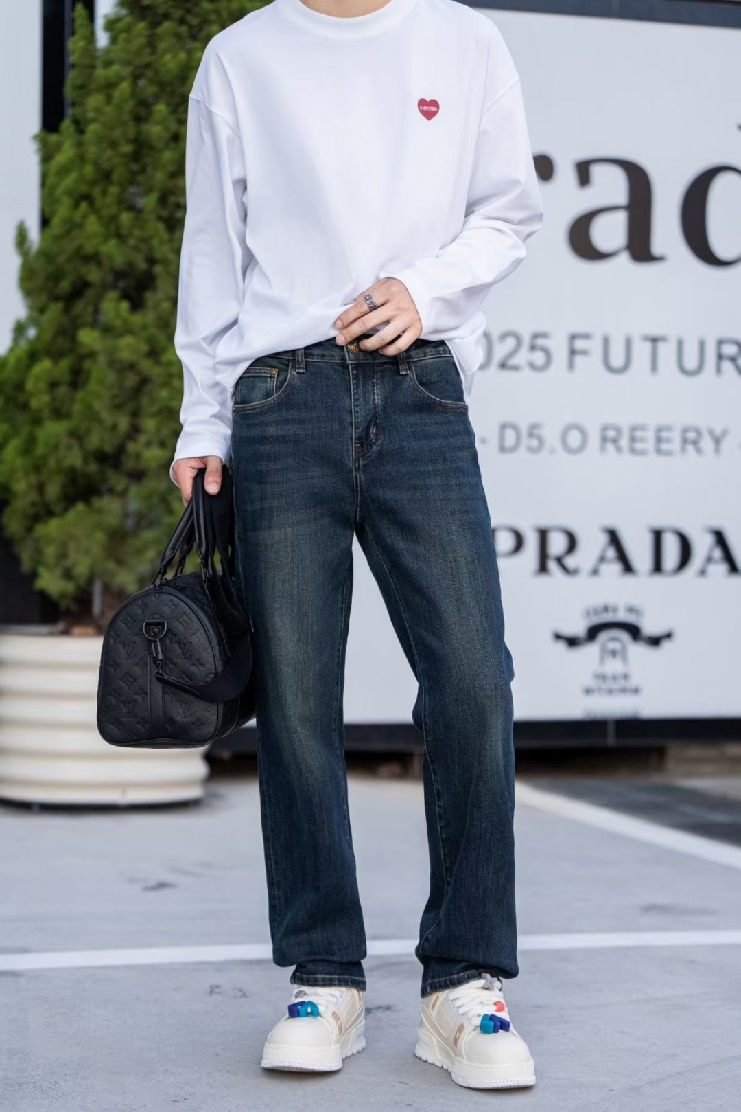 NO:531800,Gucci European classic men's jeans, classic and versatile!  Whether it is daily commuting or casual going out, these jeans can be easily controlled, allowing you to instantly enhance your sense of fashion!   Slim-fitting tailoring, fits the legs, makes you look slim and taller, making you look easy to wear long legs!   Selected high-quality denim fabrics, comfortable and durable, and will not deform after wearing for a long time, accompanying you through every fashion moment!  QDW is stress-free when pairing with shirts, T-shirts, and jackets. Easily switches various styles, making you the focus of the crowd!   Come and buy one to unlock your handsome charm!   Size 29-38, jeans, jackets & coats,shirts,tees,t-shirt,alexander wang19860909古奇 欧洲站经典男士牛仔裤 经典百搭不过时！无论是日常通勤还是休闲出街,这条牛仔裤都能轻松驾驭,让你瞬间提升时尚感！  修身剪裁,贴合腿型,显瘦又显高,轻松穿出大长腿！  精选优质牛仔面料,舒适耐穿,久穿不变形,陪你走过每一个时尚时刻！ QDW 搭配衬衫、T恤、外套都毫无压力,轻松切换各种风格,让你成为人群中的焦点！  快来入手一条,解锁你的型男魅力吧！  尺码29-38,,jeans,jackets & coats,shirts,tees，t-shirt,alexander wang,Men's clothing