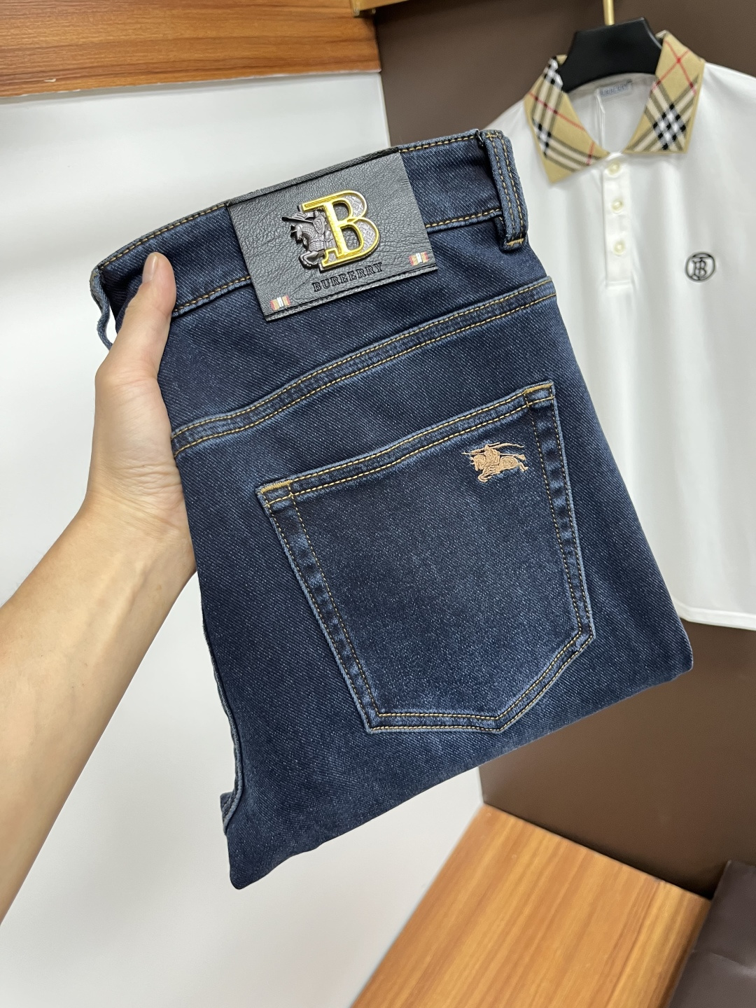 NO:530668,Burberry [New Autumn 2025] European station men's business casual jeans When business meets casual, when classic collides fashion, in autumn 2025, we bring you a brand new European station men's business casual jeans!  Selected high-quality fabrics, soft and comfortable, and breathable, allowing you to remain refreshing and comfortable during busy working days. The design is simple without losing style, perfectly blending business and leisure elements, whether in office or weekend parties, you can easily control it and show your unique taste. Meet your outfit needs in different occasions and make your wardrobe rejuvenate. QDK slim tailoring, fits your body, highlights the uprightness and confidence of men. The details show craftsmanship, and each stitch has been carefully polished to ensure quality and comfort coexist. Size 29-40, ,burberry,jeans,alexander wang19860909巴宝莉【2025秋季新品】欧洲站男士商务休闲牛仔裤 当商务遇上休闲,当经典碰撞时尚,2025年秋季,我们为您带来全新欧洲站男士商务休闲牛仔裤！ 精选高品质面料,柔软舒适,透气性极佳,让您在繁忙的工作日中依然保持清爽与自在. 设计简约而不失格调,完美融合商务与休闲元素,无论是办公室还是周末聚会,都能轻松驾驭,展现您的独特品味. 满足您不同场合的穿搭需求,让您的衣橱焕发新生.QDK 修身剪裁,贴合身形,凸显男士的挺拔与自信.细节之处彰显匠心,每一个针脚都经过精心打磨,确保品质与舒适并存. 尺码29-40,,burberry,jeans,alexander wang,Men's clothing