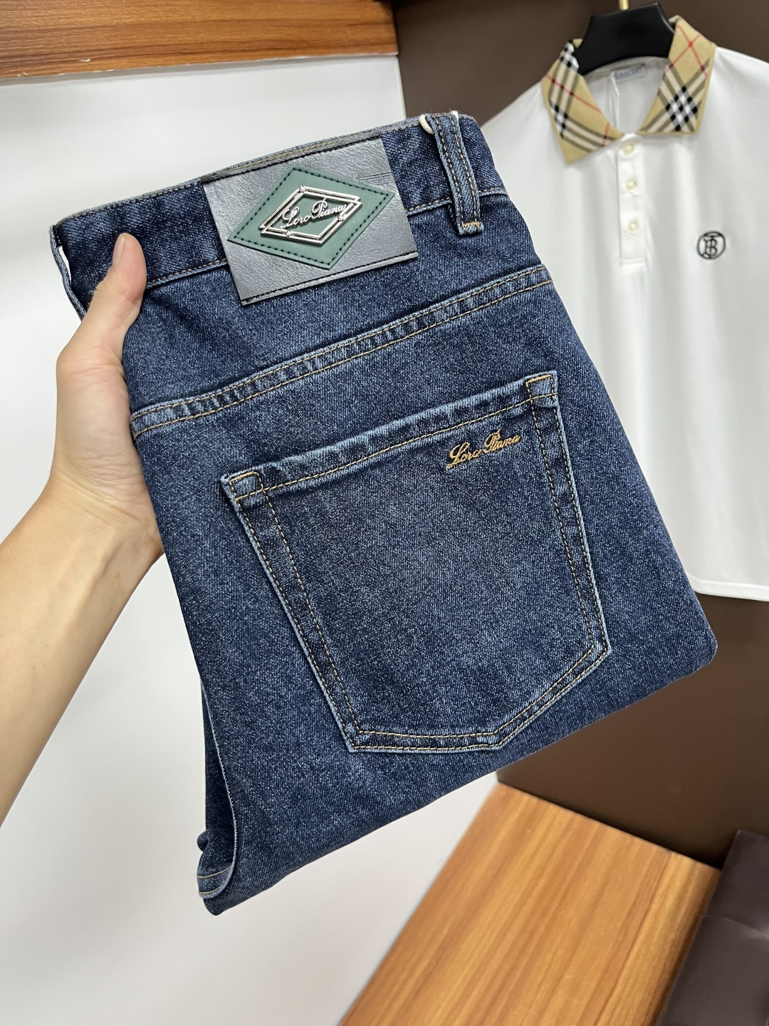 NO:530669,LP [New Autumn 2025] European station men's business casual jeans When business meets casual, when classic collides fashion, in autumn 2025, we bring you a brand new European station men's business casual jeans!  Selected high-quality fabrics, soft and comfortable, and breathable, allowing you to remain refreshing and comfortable during busy working days. The design is simple without losing style, perfectly blending business and leisure elements, whether in office or weekend parties, you can easily control it and show your unique taste. Meet your outfit needs in different occasions and make your wardrobe rejuvenate. QDK slim tailoring, fits your body, highlights the uprightness and confidence of men. The details show craftsmanship, and each stitch has been carefully polished to ensure quality and comfort coexist. Size 29-40,,loro piana,jeans,alexander wang19860909LP【2025秋季新品】欧洲站男士商务休闲牛仔裤 当商务遇上休闲,当经典碰撞时尚,2025年秋季,我们为您带来全新欧洲站男士商务休闲牛仔裤！ 精选高品质面料,柔软舒适,透气性极佳,让您在繁忙的工作日中依然保持清爽与自在. 设计简约而不失格调,完美融合商务与休闲元素,无论是办公室还是周末聚会,都能轻松驾驭,展现您的独特品味. 满足您不同场合的穿搭需求,让您的衣橱焕发新生.QDK 修身剪裁,贴合身形,凸显男士的挺拔与自信.细节之处彰显匠心,每一个针脚都经过精心打磨,确保品质与舒适并存. 尺码29-40,,loro piana,jeans,alexander wang,Men's clothing