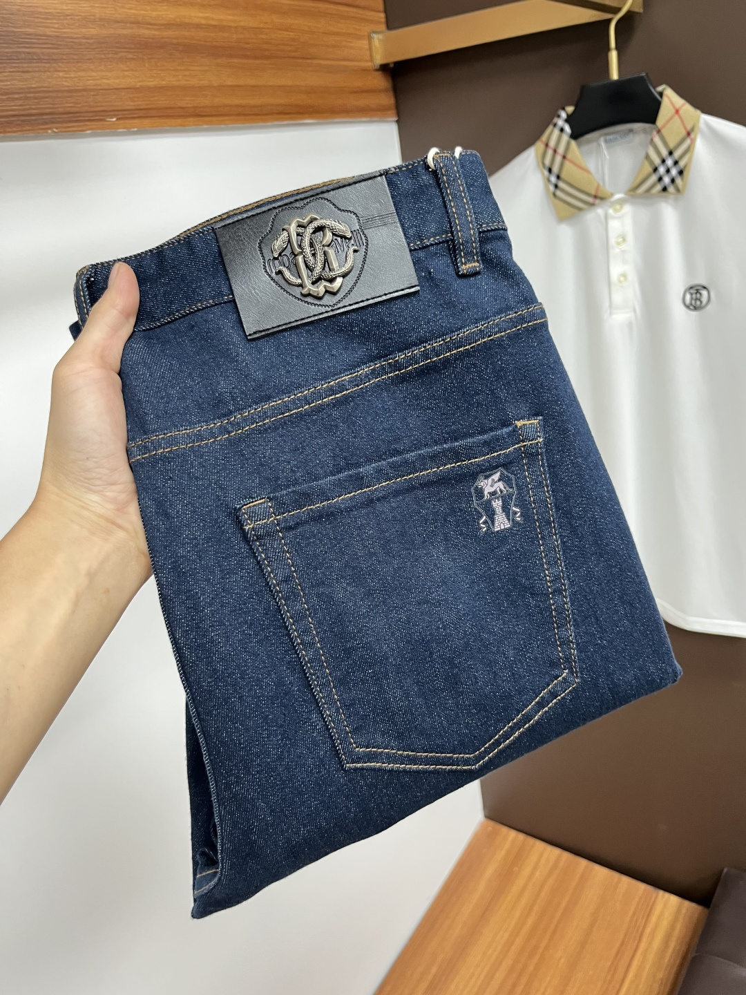 NO:530671,Bruti [New Products for 2025 Autumn] European Station Men's Business Casual Jeans When business meets casualness, when classic collides fashion, in autumn 2025, we bring you a brand new European Station Men's Business Casual Jeans!  Selected high-quality fabrics, soft and comfortable, and breathable, allowing you to remain refreshing and comfortable during busy working days. The design is simple without losing style, perfectly blending business and leisure elements, whether in office or weekend parties, you can easily control it and show your unique taste. Meet your outfit needs in different occasions and make your wardrobe rejuvenate. QDK slim tailoring, fits your body, highlights the uprightness and confidence of men. The details show ingenuity, and each stitch has been carefully polished to ensure quality and comfort coexist. Size 29-40,,jeans,alexander wang19860909布鲁提【2025秋季新品】欧洲站男士商务休闲牛仔裤 当商务遇上休闲,当经典碰撞时尚,2025年秋季,我们为您带来全新欧洲站男士商务休闲牛仔裤！ 精选高品质面料,柔软舒适,透气性极佳,让您在繁忙的工作日中依然保持清爽与自在. 设计简约而不失格调,完美融合商务与休闲元素,无论是办公室还是周末聚会,都能轻松驾驭,展现您的独特品味. 满足您不同场合的穿搭需求,让您的衣橱焕发新生.QDK 修身剪裁,贴合身形,凸显男士的挺拔与自信.细节之处彰显匠心,每一个针脚都经过精心打磨,确保品质与舒适并存. 尺码29-40,,jeans,alexander wang,Men's clothing