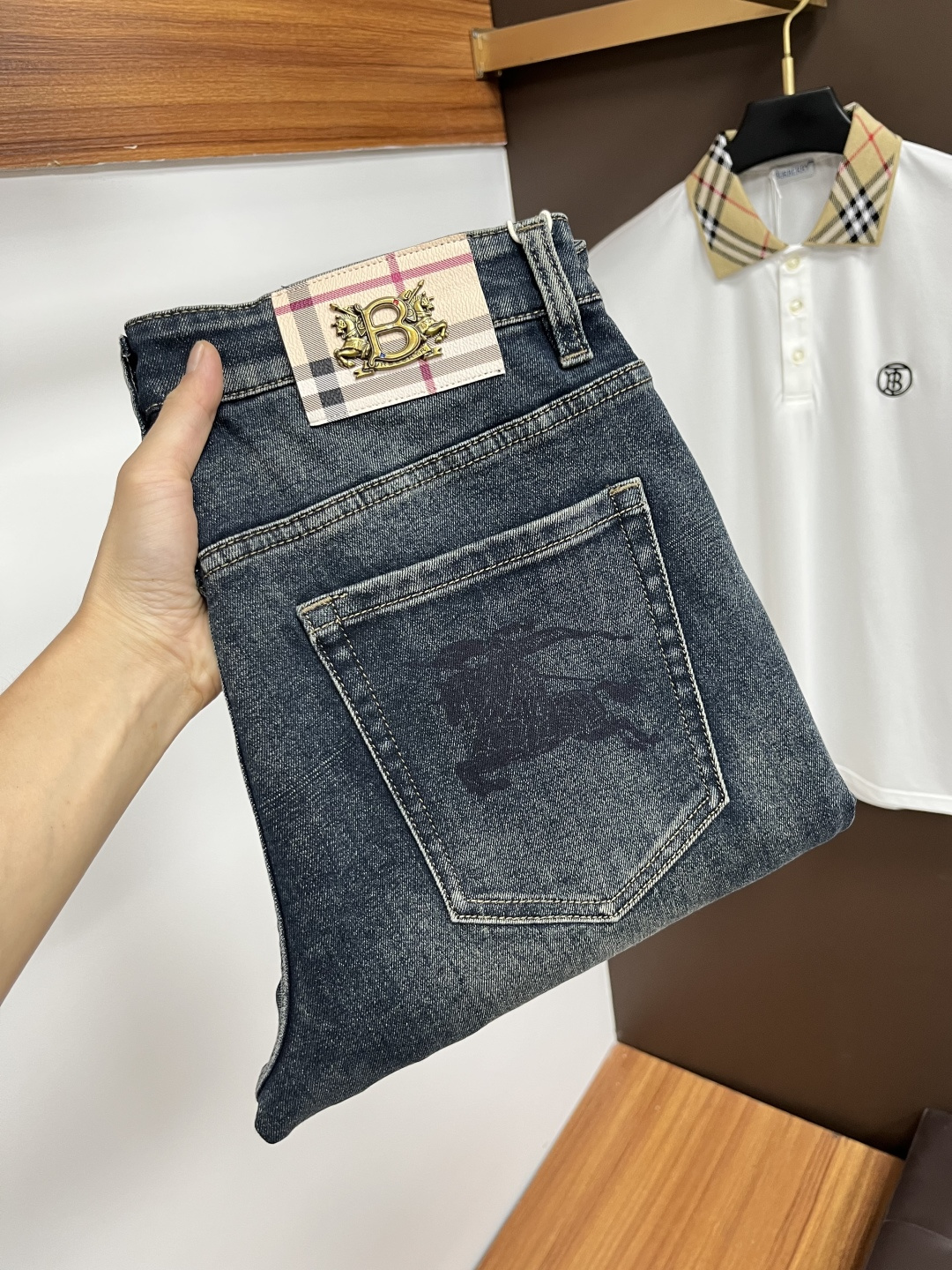 NO:530673,Burberry [New Autumn 2025] European station men's business casual jeans When business meets casual, when classic collides fashion, in autumn 2025, we bring you a brand new European station men's business casual jeans!  Selected high-quality fabrics, soft and comfortable, and breathable, allowing you to remain refreshing and comfortable during busy working days. The design is simple without losing style, perfectly blending business and leisure elements, whether in office or weekend parties, you can easily control it and show your unique taste. Meet your outfit needs in different occasions and make your wardrobe rejuvenate. QDK slim tailoring, fits your body, highlights the uprightness and confidence of men. The details show craftsmanship, and each stitch has been carefully polished to ensure quality and comfort coexist. Size 29-40, ,burberry,jeans,alexander wang19860909巴宝莉【2025秋季新品】欧洲站男士商务休闲牛仔裤 当商务遇上休闲,当经典碰撞时尚,2025年秋季,我们为您带来全新欧洲站男士商务休闲牛仔裤！ 精选高品质面料,柔软舒适,透气性极佳,让您在繁忙的工作日中依然保持清爽与自在. 设计简约而不失格调,完美融合商务与休闲元素,无论是办公室还是周末聚会,都能轻松驾驭,展现您的独特品味. 满足您不同场合的穿搭需求,让您的衣橱焕发新生.QDK 修身剪裁,贴合身形,凸显男士的挺拔与自信.细节之处彰显匠心,每一个针脚都经过精心打磨,确保品质与舒适并存. 尺码29-40,,burberry,jeans,alexander wang,Men's clothing