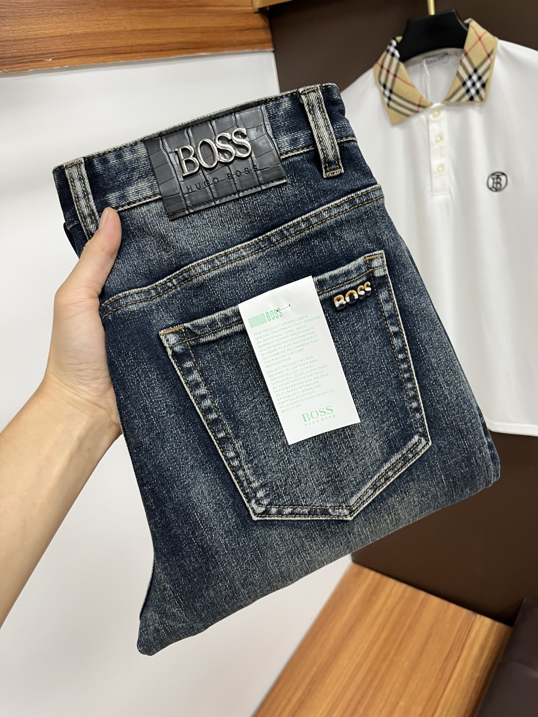 NO:530677,BOSS [New Products for 2025 Autumn] European Station Men's Business Casual Jeans When business meets casualness, when classic collides fashion, in autumn 2025, we bring you a brand new European Station Men's Business Casual Jeans!  Selected high-quality fabrics, soft and comfortable, and breathable, allowing you to remain refreshing and comfortable during busy working days. The design is simple without losing style, perfectly blending business and leisure elements, whether in office or weekend parties, you can easily control it and show your unique taste. Meet your outfit needs in different occasions and make your wardrobe rejuvenate. QDK slim tailoring, fits your body, highlights the uprightness and confidence of men. The details show ingenuity, and each stitch has been carefully polished to ensure quality and comfort coexist. Size 29-40,,jeans,alexander wang19860909BOSS【2025秋季新品】欧洲站男士商务休闲牛仔裤 当商务遇上休闲,当经典碰撞时尚,2025年秋季,我们为您带来全新欧洲站男士商务休闲牛仔裤！ 精选高品质面料,柔软舒适,透气性极佳,让您在繁忙的工作日中依然保持清爽与自在. 设计简约而不失格调,完美融合商务与休闲元素,无论是办公室还是周末聚会,都能轻松驾驭,展现您的独特品味. 满足您不同场合的穿搭需求,让您的衣橱焕发新生.QDK 修身剪裁,贴合身形,凸显男士的挺拔与自信.细节之处彰显匠心,每一个针脚都经过精心打磨,确保品质与舒适并存. 尺码29-40,,jeans,alexander wang,Men's clothing