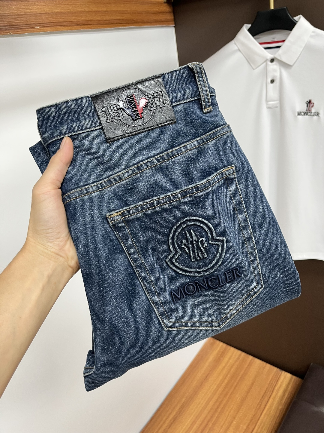 NO:550750,Mengkou [2025 Autumn New Product] European Station Men's Business Casual Jeans When business meets leisure, when classics collide with fashion, in the autumn of 2025, we bring you new European station men's business casual jeans!  Selected high-quality fabrics are soft, comfortable, and highly breathable, allowing you to stay fresh and comfortable during a busy workday. The design is simple yet stylish, perfectly blending business and leisure elements. Whether it is the office or a weekend party, you can easily control it and show your unique taste. Meet your dressing needs for different occasions and rejuvenate your wardrobe. QDK  Slim tailoring fits the body shape, highlighting a man's erectness and confidence. The details show ingenuity, and every stitch is carefully polished to ensure both quality and comfort. Sizes 29-40,,Moncler,jeans,alexander wang19860909蒙口【2025秋季新品】欧洲站男士商务休闲牛仔裤 当商务遇上休闲,当经典碰撞时尚,2025年秋季,我们为您带来全新欧洲站男士商务休闲牛仔裤！ 精选高品质面料,柔软舒适,透气性极佳,让您在繁忙的工作日中依然保持清爽与自在. 设计简约而不失格调,完美融合商务与休闲元素,无论是办公室还是周末聚会,都能轻松驾驭,展现您的独特品味. 满足您不同场合的穿搭需求,让您的衣橱焕发新生.QDK 修身剪裁,贴合身形,凸显男士的挺拔与自信.细节之处彰显匠心,每一个针脚都经过精心打磨,确保品质与舒适并存. 尺码29-40,,Moncler,jeans,alexander wang,Men's clothing