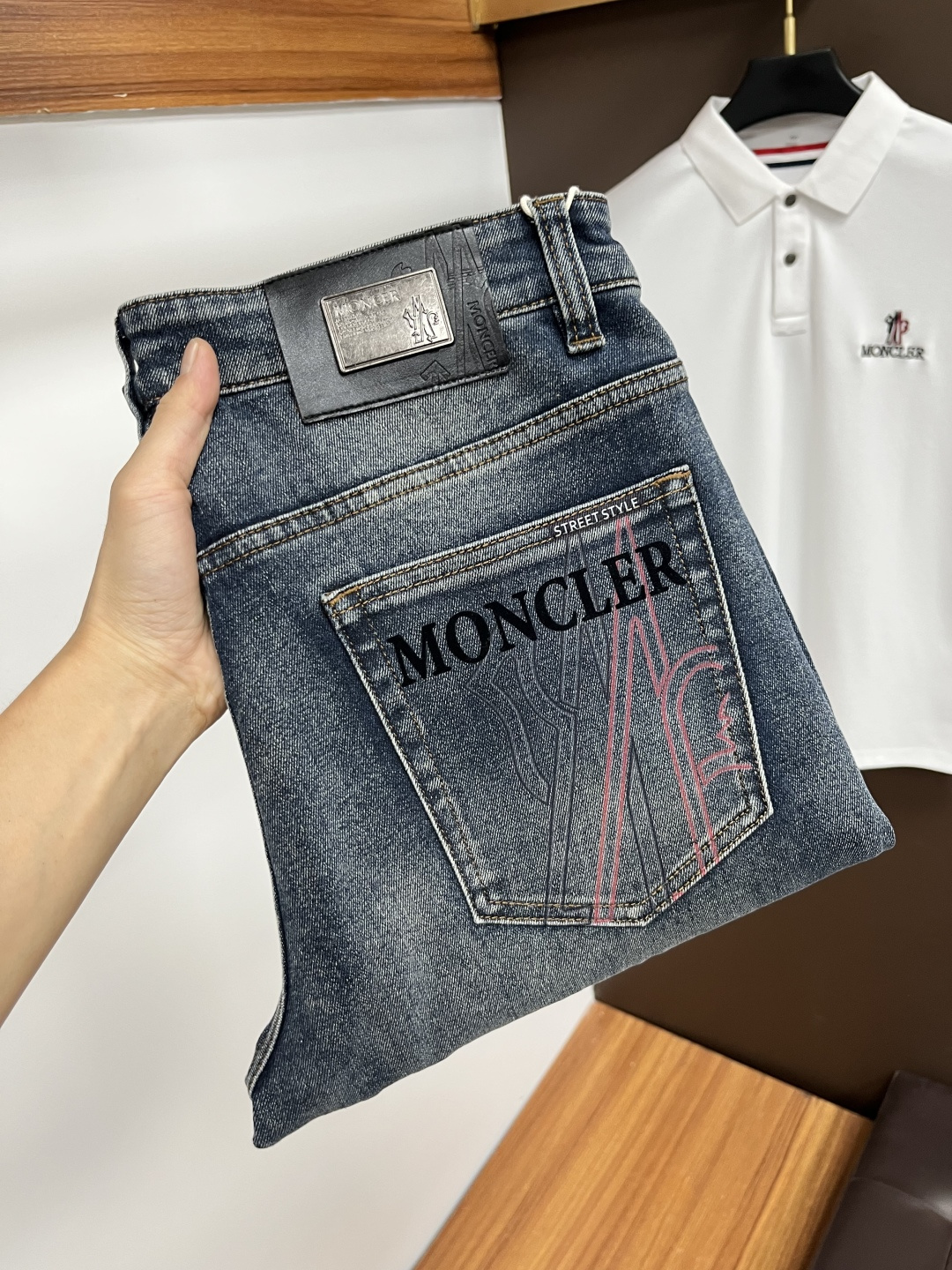 NO:530678,The cover [New Autumn 2025 New Product] European Station Men's Business Casual Jeans When business meets casualness, when classic collides fashion, in autumn 2025, we bring you a brand new European Station Men's Business Casual Jeans!  Selected high-quality fabrics, soft and comfortable, and breathable, allowing you to remain refreshing and comfortable during busy working days. The design is simple without losing style, perfectly blending business and leisure elements, whether in office or weekend parties, you can easily control it and show your unique taste. Meet your outfit needs in different occasions and make your wardrobe rejuvenate. QDK slim tailoring, fits your body, highlights the uprightness and confidence of men. The details show ingenuity, and each stitch has been carefully polished to ensure quality and comfort coexist. Size 29-40, Moncler, jeans, alexander wang19860909蒙口【2025秋季新品】欧洲站男士商务休闲牛仔裤 当商务遇上休闲,当经典碰撞时尚,2025年秋季,我们为您带来全新欧洲站男士商务休闲牛仔裤！ 精选高品质面料,柔软舒适,透气性极佳,让您在繁忙的工作日中依然保持清爽与自在. 设计简约而不失格调,完美融合商务与休闲元素,无论是办公室还是周末聚会,都能轻松驾驭,展现您的独特品味. 满足您不同场合的穿搭需求,让您的衣橱焕发新生.QDK 修身剪裁,贴合身形,凸显男士的挺拔与自信.细节之处彰显匠心,每一个针脚都经过精心打磨,确保品质与舒适并存. 尺码29-40,,Moncler,jeans,alexander wang,Men's clothing