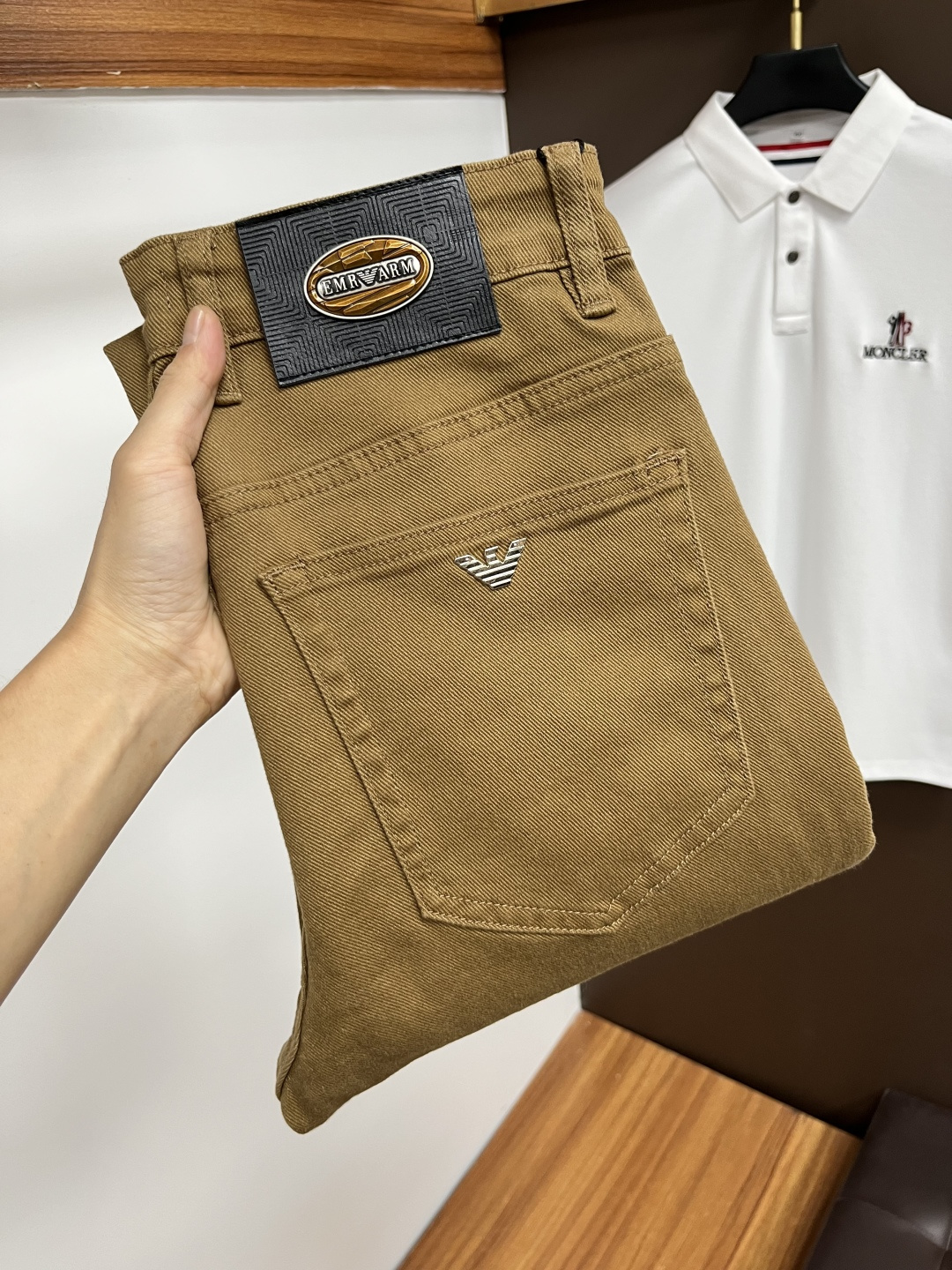 NO:530679,Armani [New Autumn 2025] European station men's business casual jeans When business meets casual, when classic collides fashion, in autumn 2025, we bring you a brand new European station men's business casual jeans!  Selected high-quality fabrics, soft and comfortable, and breathable, allowing you to remain refreshing and comfortable during busy working days. The design is simple without losing style, perfectly blending business and leisure elements, whether in office or weekend parties, you can easily control it and show your unique taste. Meet your outfit needs in different occasions and make your wardrobe rejuvenate. QDK slim tailoring, fits your body, highlights the uprightness and confidence of men. The details show ingenuity, and each stitch has been carefully polished to ensure quality and comfort coexist. Size 29-40,,armani,jeans,alexander wang19860909阿玛尼【2025秋季新品】欧洲站男士商务休闲牛仔裤 当商务遇上休闲,当经典碰撞时尚,2025年秋季,我们为您带来全新欧洲站男士商务休闲牛仔裤！ 精选高品质面料,柔软舒适,透气性极佳,让您在繁忙的工作日中依然保持清爽与自在. 设计简约而不失格调,完美融合商务与休闲元素,无论是办公室还是周末聚会,都能轻松驾驭,展现您的独特品味. 满足您不同场合的穿搭需求,让您的衣橱焕发新生.QDK 修身剪裁,贴合身形,凸显男士的挺拔与自信.细节之处彰显匠心,每一个针脚都经过精心打磨,确保品质与舒适并存. 尺码29-40,,armani,jeans,alexander wang,Men's clothing