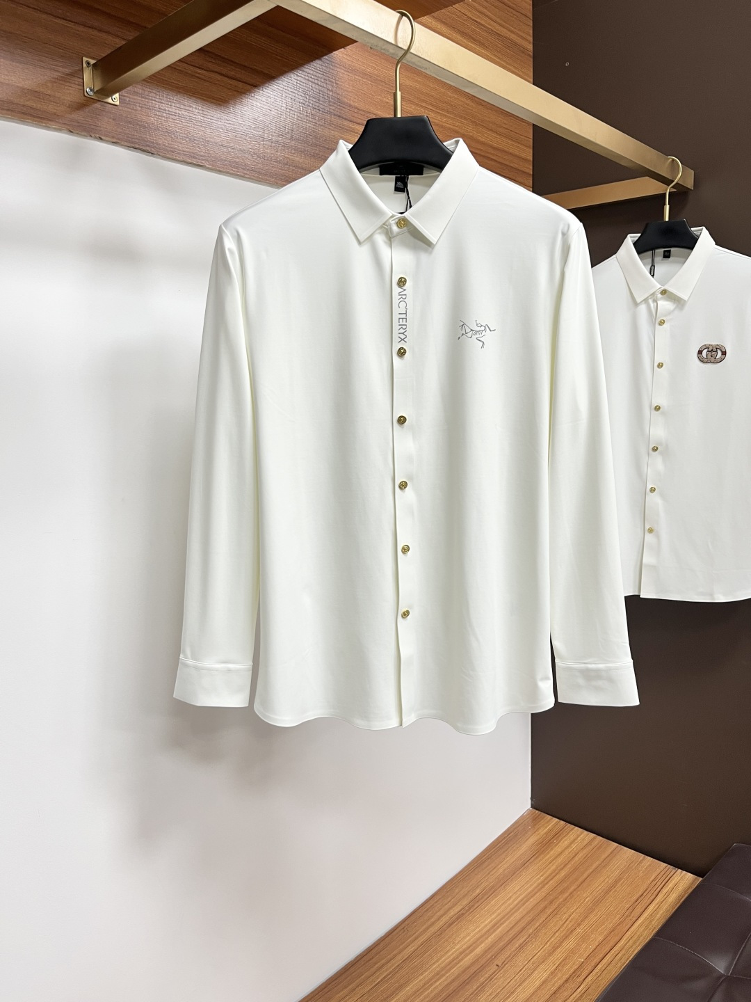 NO:530681,Archaeopteryx 25S autumn men's long-sleeved shirt, excellent material and workmanship!  !  The most basic soul of a good item is made of customer-supplied double-strand mercerized fabric, which is extremely delicate and has a full texture. The front chest is decorated with war horse soft rubber to ensure perfect wear comfort. The wiring and details of ZX are more rigorous and meticulous, and are so flawless from the inside to the outside.. Codes M-3XL, arc'teryx,shirts,alexander wang19860909始祖鸟 25S秋季男士长袖衬衫,材质和做工极好！！一件好的单品最为基础的灵魂,采用客供双股丝光面料,极为细腻,质感满分 前胸饰有战马软胶保证完美的穿着舒适度,ZX各处的走线跟细节更是严谨缜密,从内到外都是如此无瑕..码数M-3XL,arc'teryx,shirts,alexander wang,Men's clothing