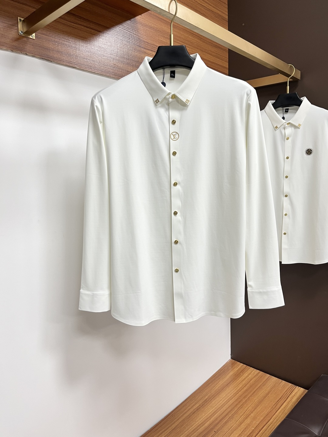 NO:614556,LV 25S autumn men's long-sleeved shirt, excellent material and workmanship!  !  The most basic soul of a good item is made of double-strand mercerized fabric supplied by customers, which is extremely delicate and has perfect texture. The war horse soft rubber is decorated on the front chest to ensure perfect wearing comfort. The wiring and details everywhere in ZX are rigorous and meticulous, and it is so flawless from the inside to the outside. Size M-3XL, Louis Vuitton, shirts, Alexander Wang19860909LV 25S秋季男士长袖衬衫,材质和做工极好！！一件好的单品最为基础的灵魂,采用客供双股丝光面料,极为细腻,质感满分 前胸饰有战马软胶保证完美的穿着舒适度,ZX各处的走线跟细节更是严谨缜密,从内到外都是如此无瑕..码数M-3XL,,louis vuitton,shirts,alexander wang,Men's clothing