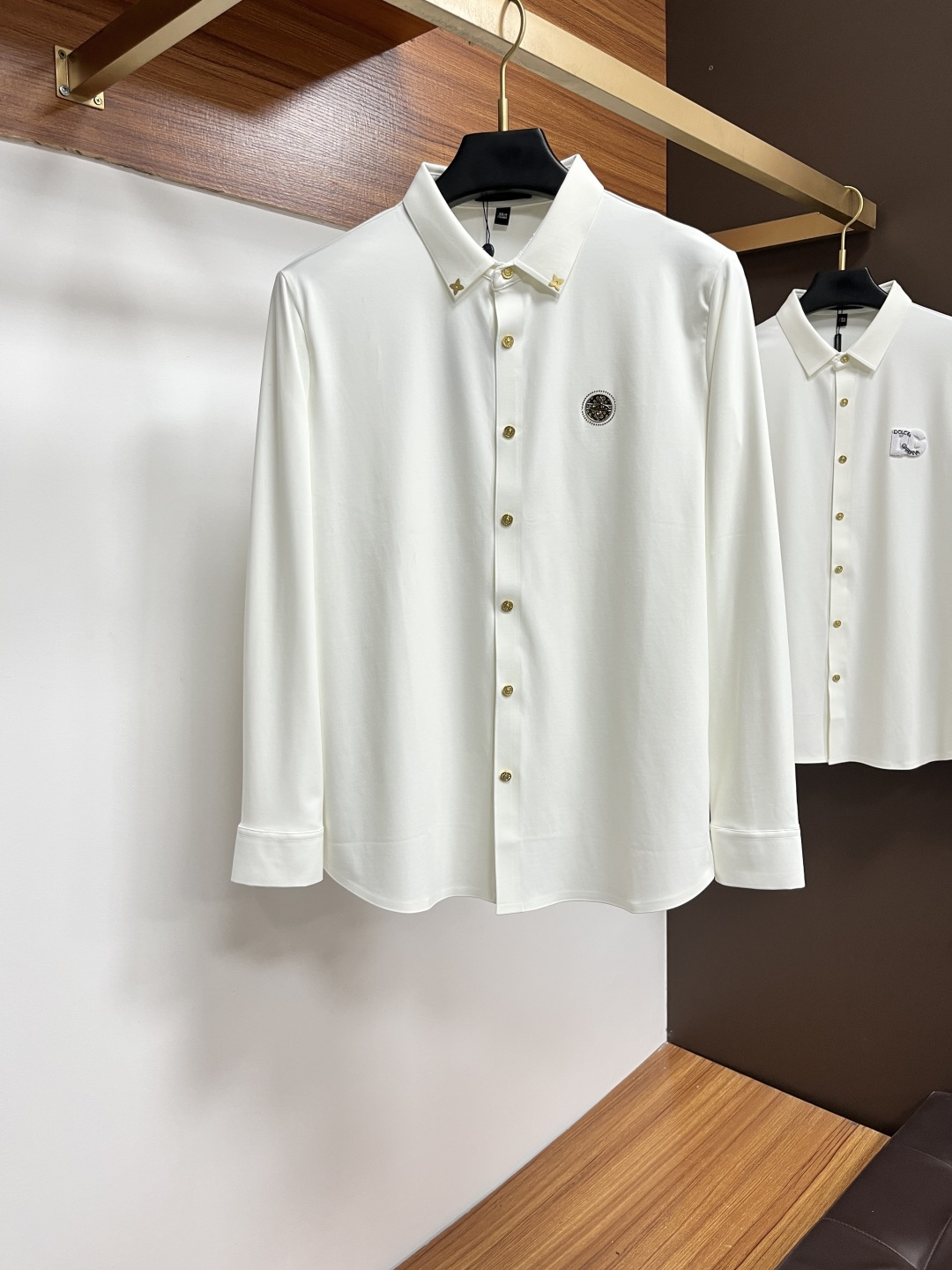 NO:530684,LV 25S Autumn Men's Long Sleeve Shirt, Excellent Material and Workmanship!  !  The most basic soul of a good item is made of customer-supplied double-strand mercerized fabric, which is extremely delicate and has a full texture. The front chest is decorated with war horse soft rubber to ensure perfect wear comfort. The wiring and details of ZX are more rigorous and meticulous, and are so flawless from the inside to the outside.. Codes M-3XL, louis vuitton,shirts,alexander wang19860909LV 25S秋季男士长袖衬衫,材质和做工极好！！一件好的单品最为基础的灵魂,采用客供双股丝光面料,极为细腻,质感满分 前胸饰有战马软胶保证完美的穿着舒适度,ZX各处的走线跟细节更是严谨缜密,从内到外都是如此无瑕..码数M-3XL,,louis vuitton,shirts,alexander wang,Men's clothing