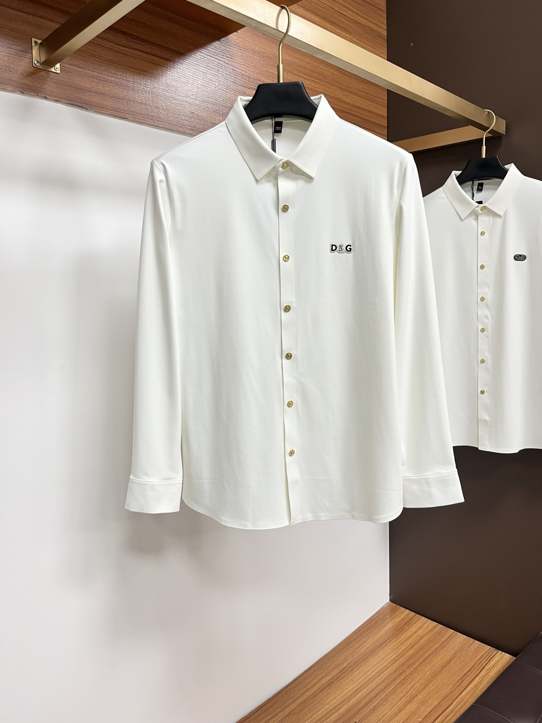 NO:530670,DG 25S Autumn Men's Long Sleeve Shirt, Excellent Material and Workmanship!  !  The most basic soul of a good item is made of customer-supplied double-strand mercerized fabric, which is extremely delicate and has a full texture. The front chest is decorated with war horse soft rubber to ensure perfect wear comfort. The wiring and details of ZX are more rigorous and meticulous, and are so flawless from the inside to the outside.. M-3XL, Shirts, alexander wang19860909DG 25S秋季男士长袖衬衫,材质和做工极好！！一件好的单品最为基础的灵魂,采用客供双股丝光面料,极为细腻,质感满分 前胸饰有战马软胶保证完美的穿着舒适度,ZX各处的走线跟细节更是严谨缜密,从内到外都是如此无瑕..码数M-3XL,,shirts,alexander wang,Men's clothing